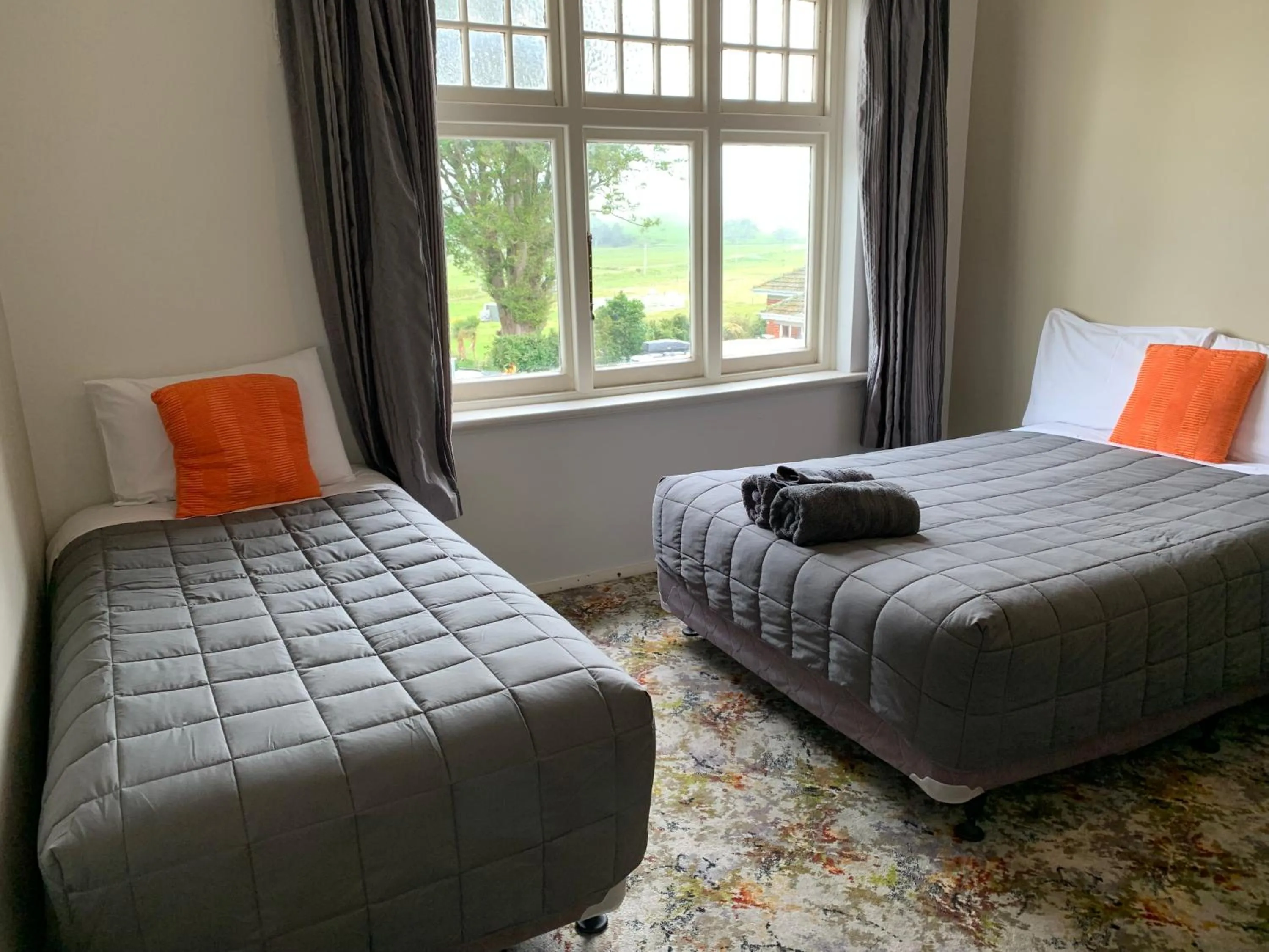 Photo of the whole room, Bed in Thomas's Catlins Lodge and Camp Ground