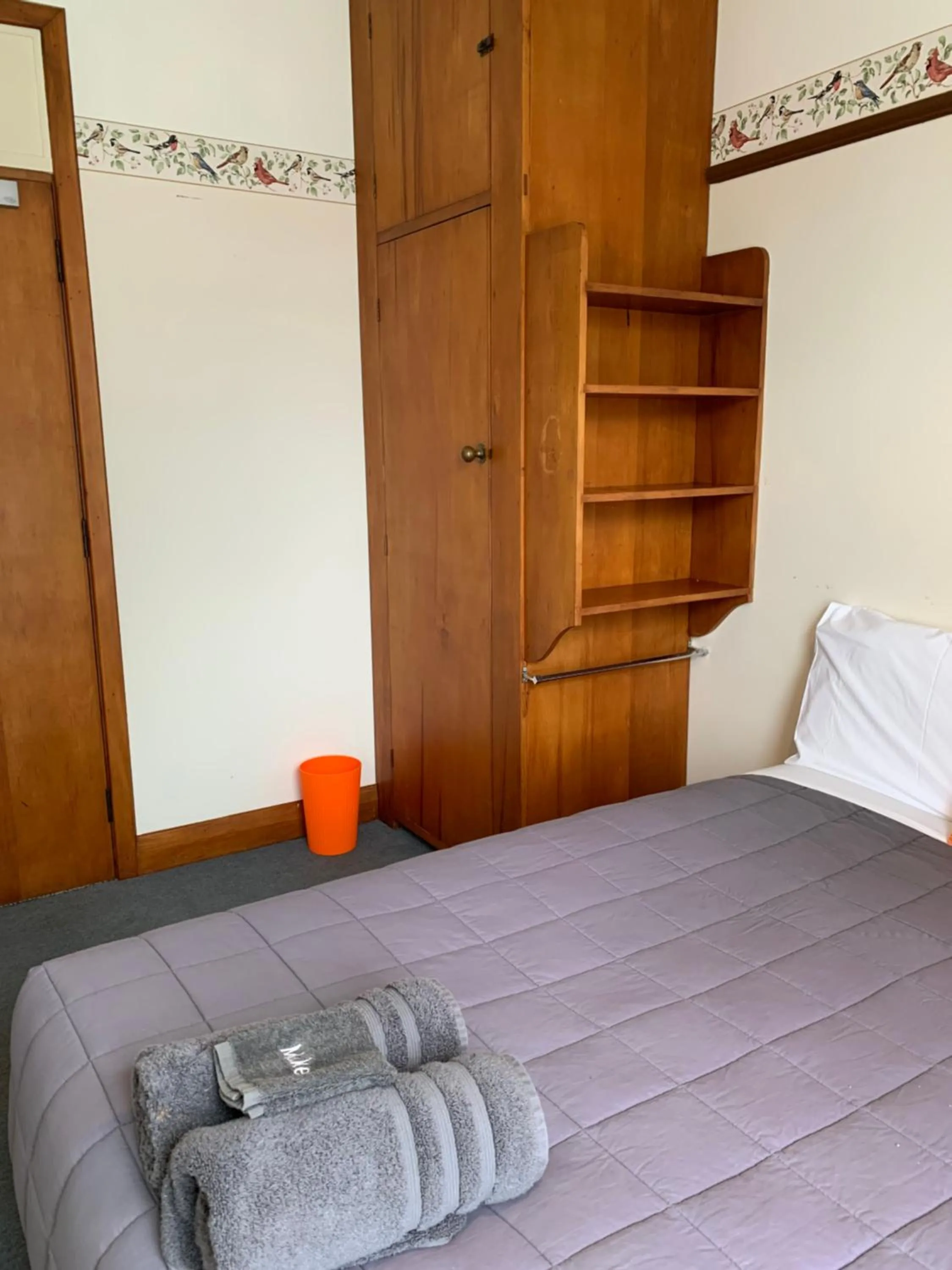 Photo of the whole room, Bed in Thomas's Catlins Lodge and Camp Ground