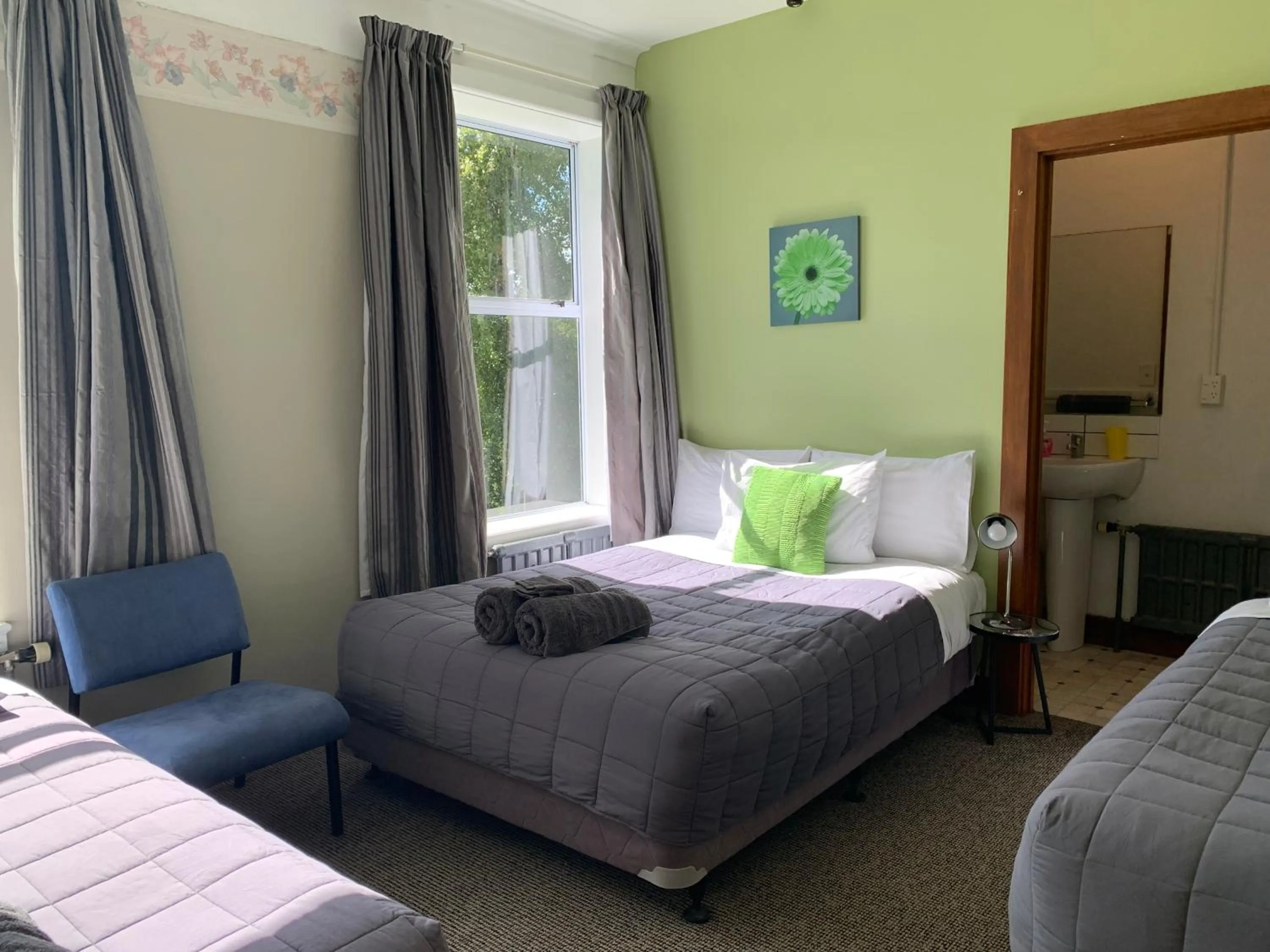 Bed in Thomas's Catlins Lodge and Camp Ground