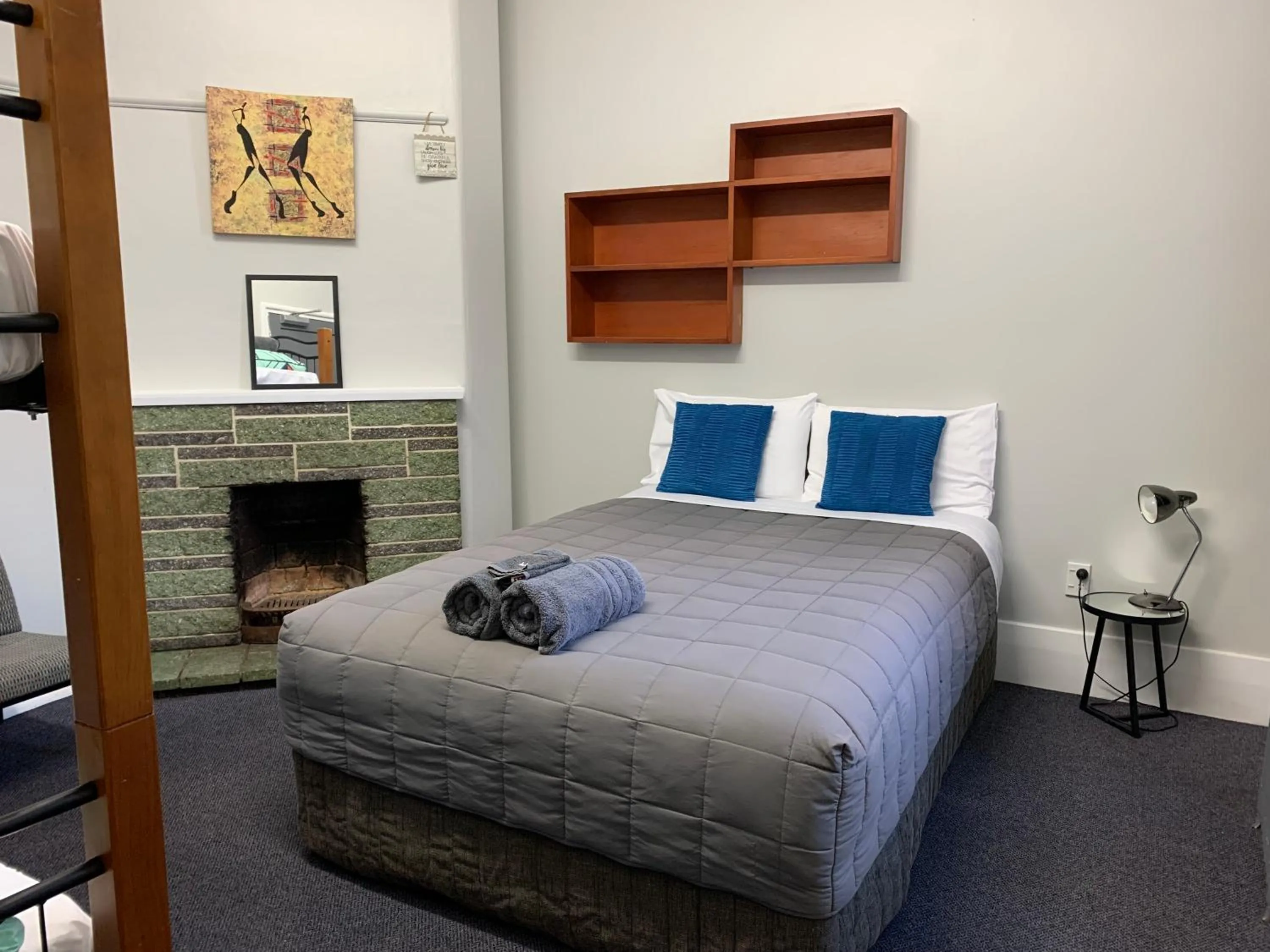 Photo of the whole room, Bed in Thomas's Catlins Lodge and Camp Ground