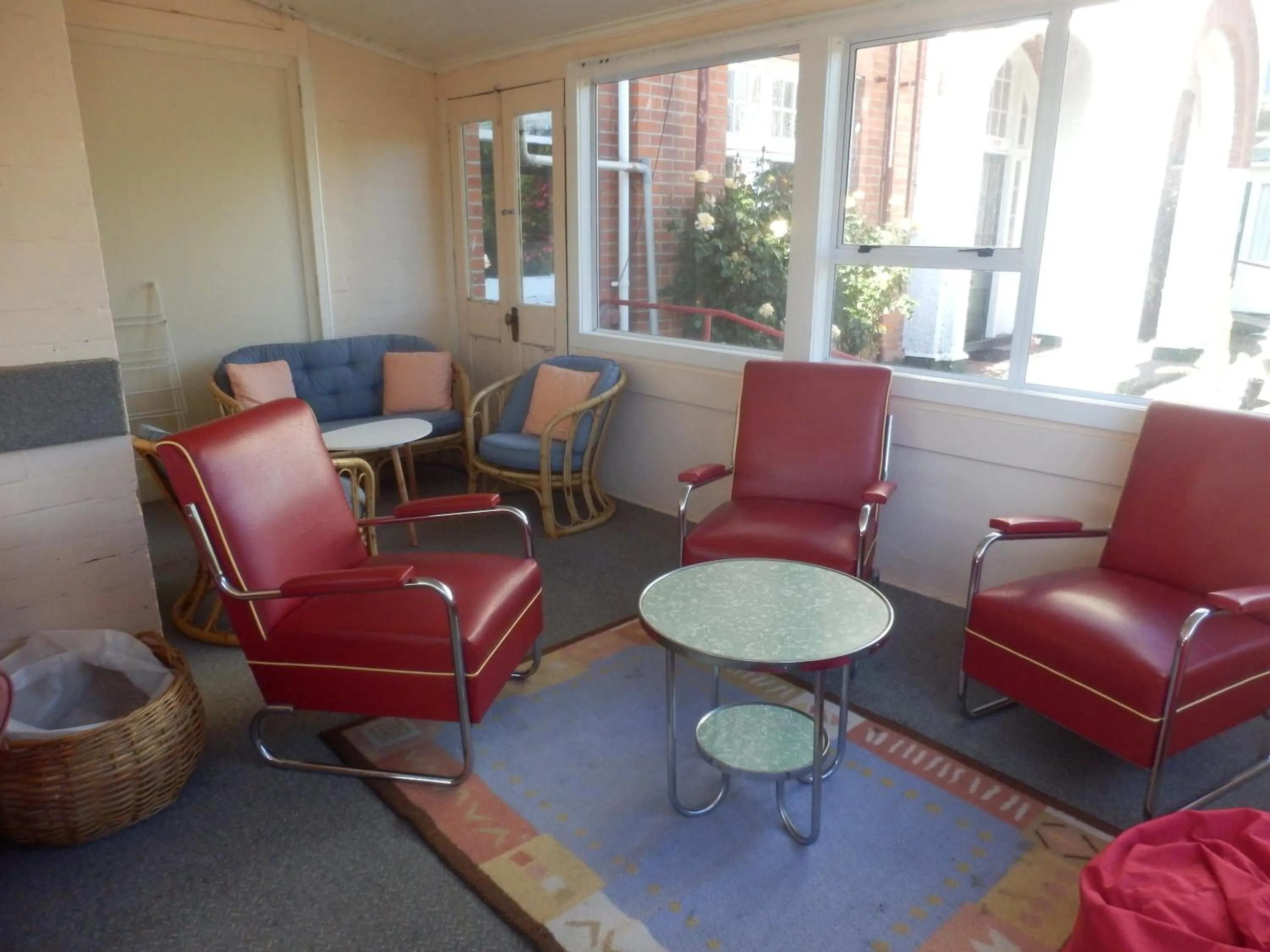 Communal lounge/ TV room in Thomas's Catlins Lodge and Camp Ground