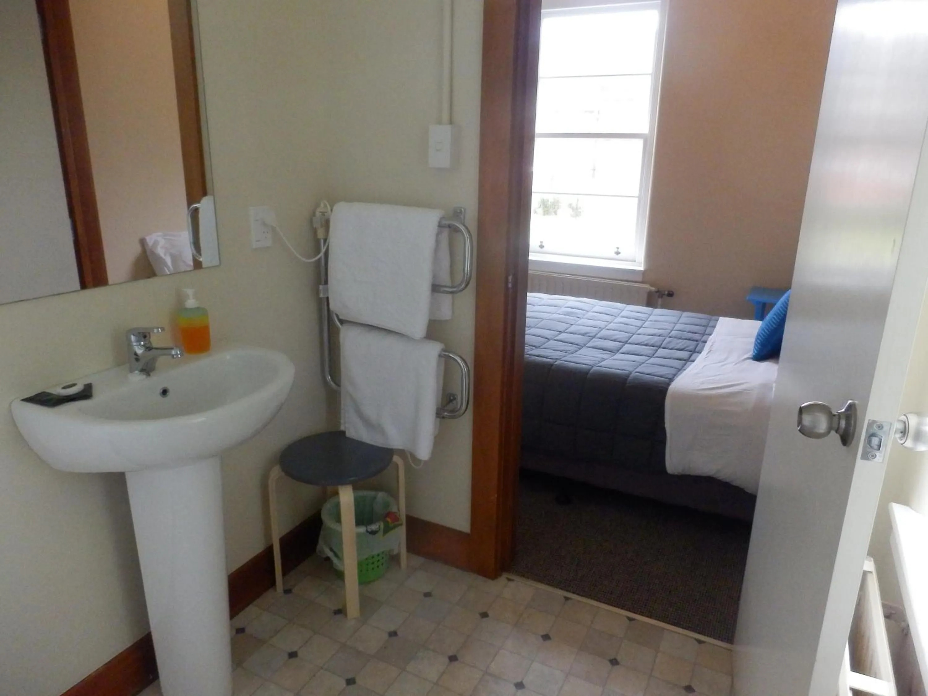 Bed in Thomas's Catlins Lodge and Camp Ground