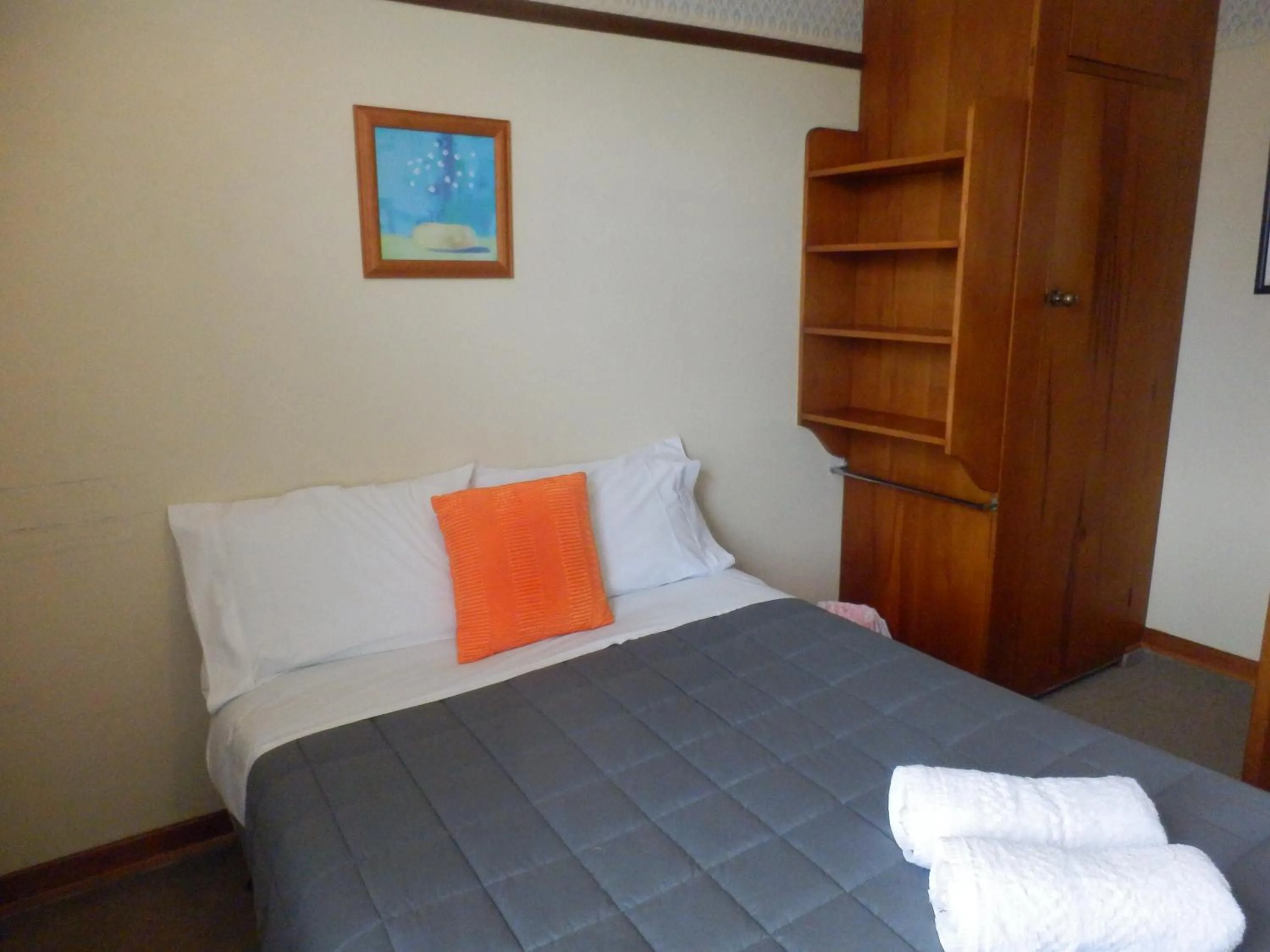 Bed in Thomas's Catlins Lodge and Camp Ground