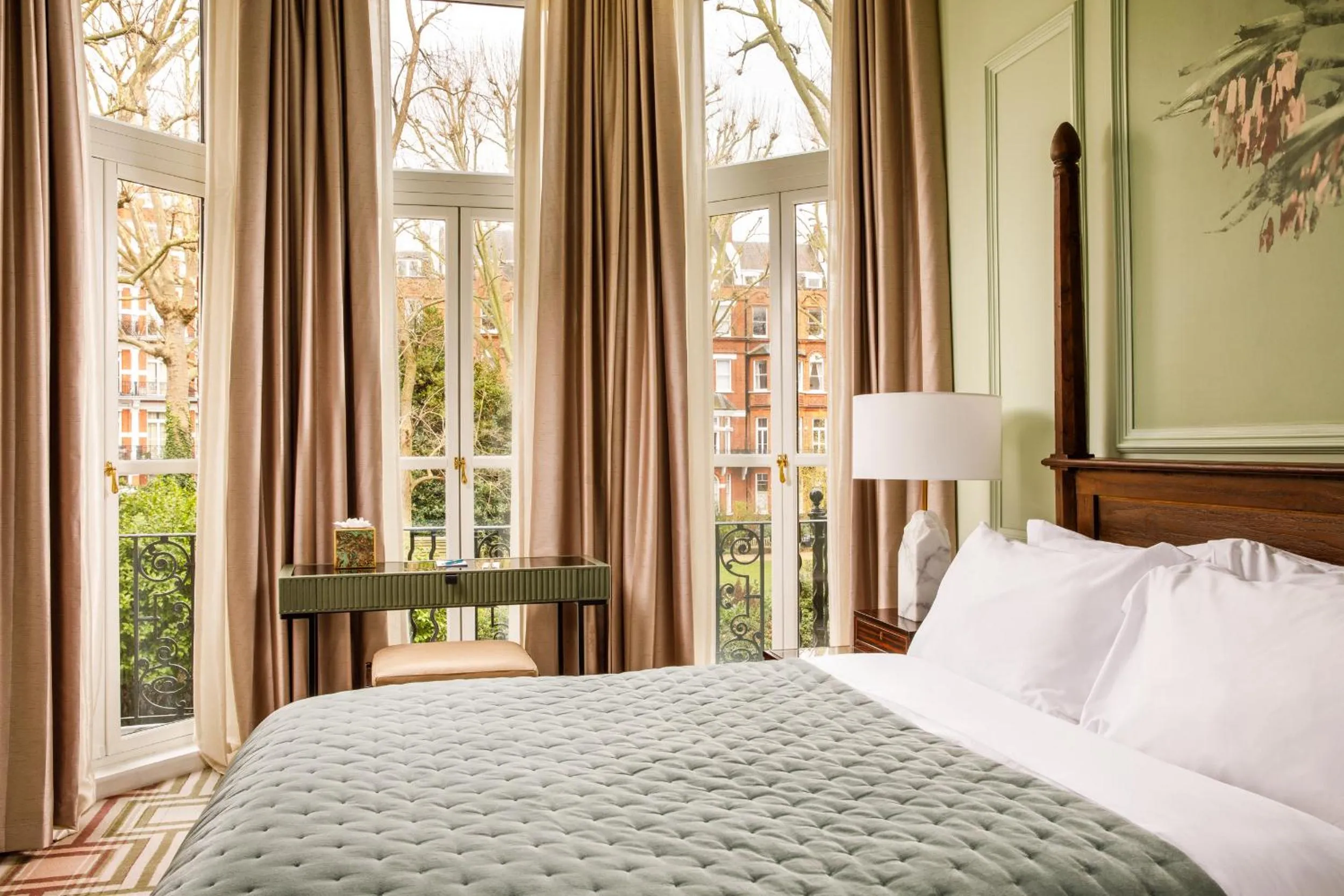 Bed in Ellen Kensington