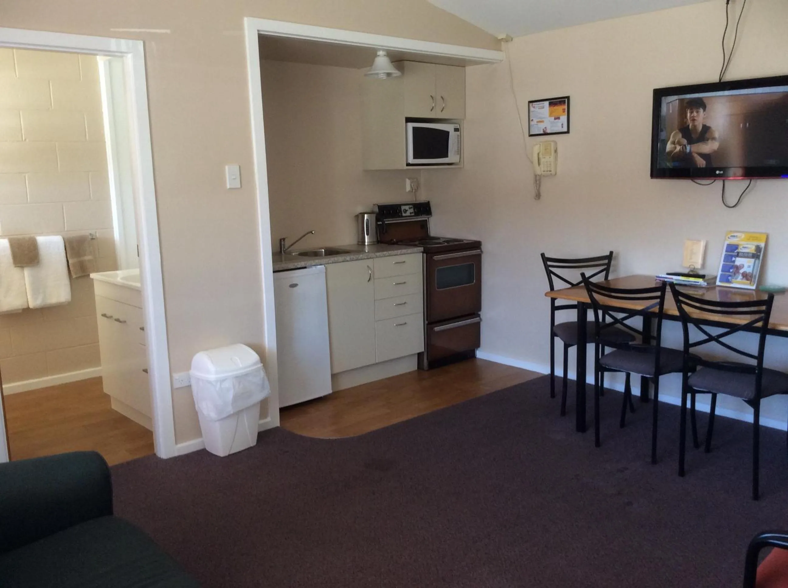 Kitchen or kitchenette in AAA Marlin Motel