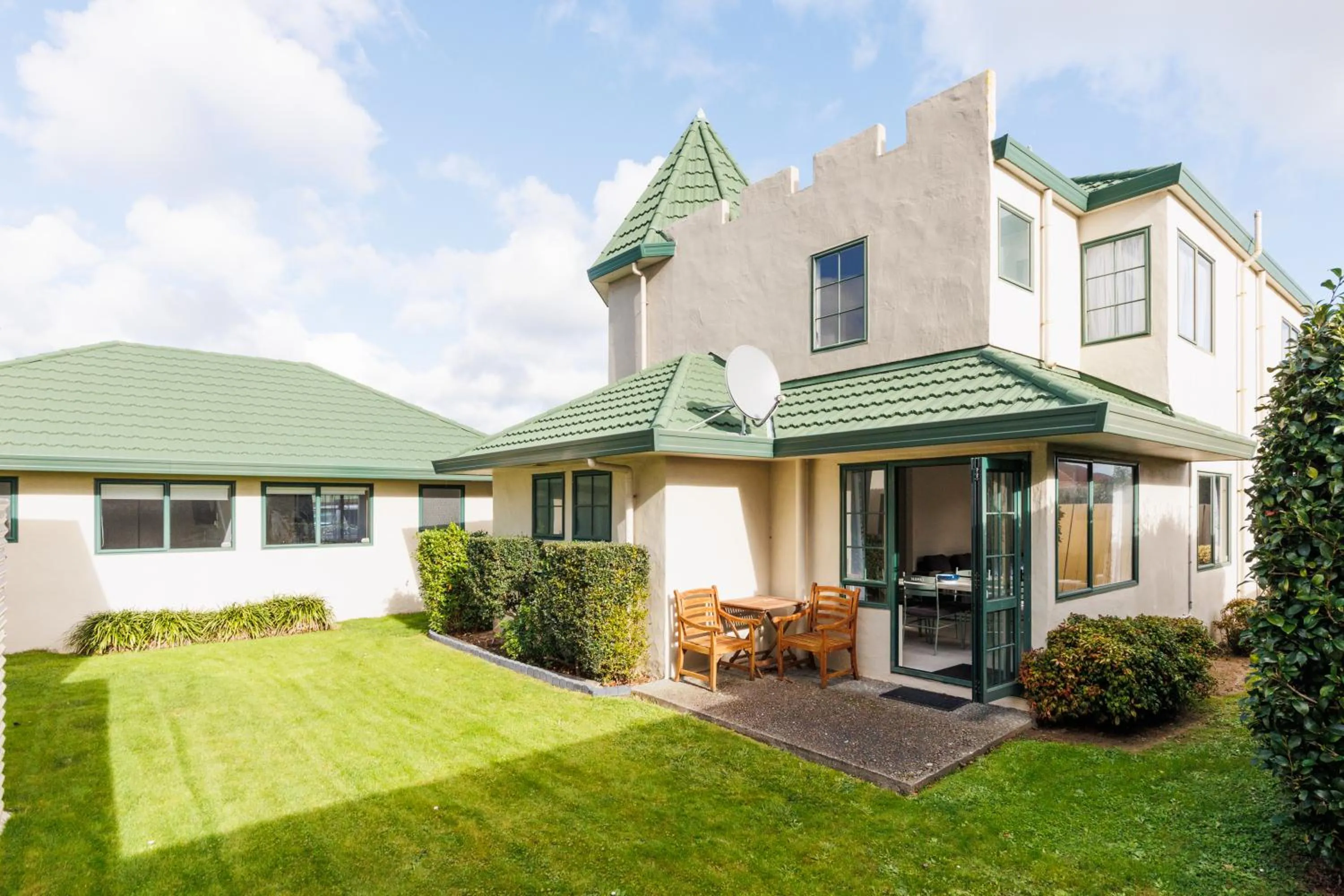 Patio in Camelot Motor Lodge and Conference Centre