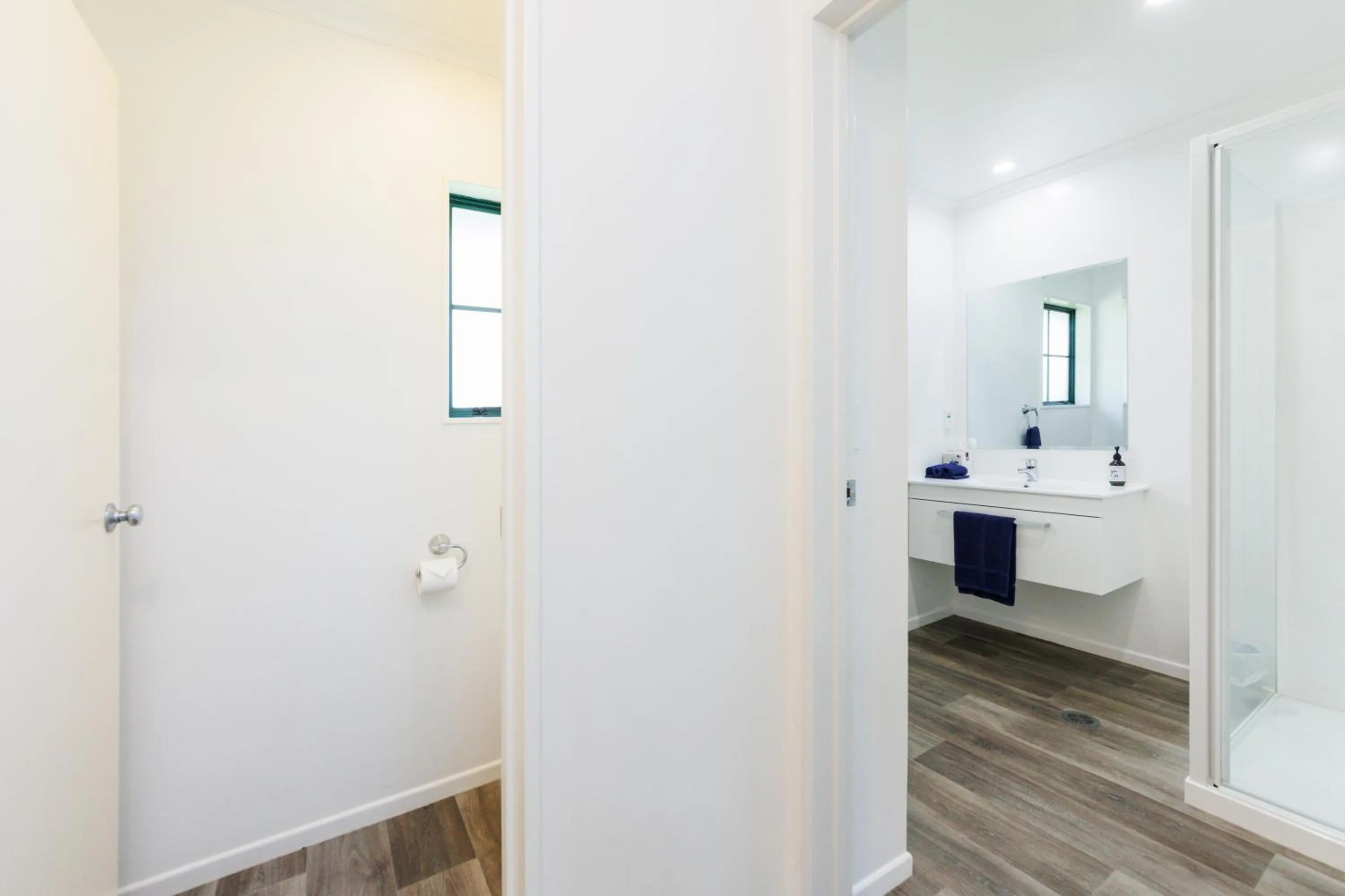 Toilet in Camelot Motor Lodge and Conference Centre