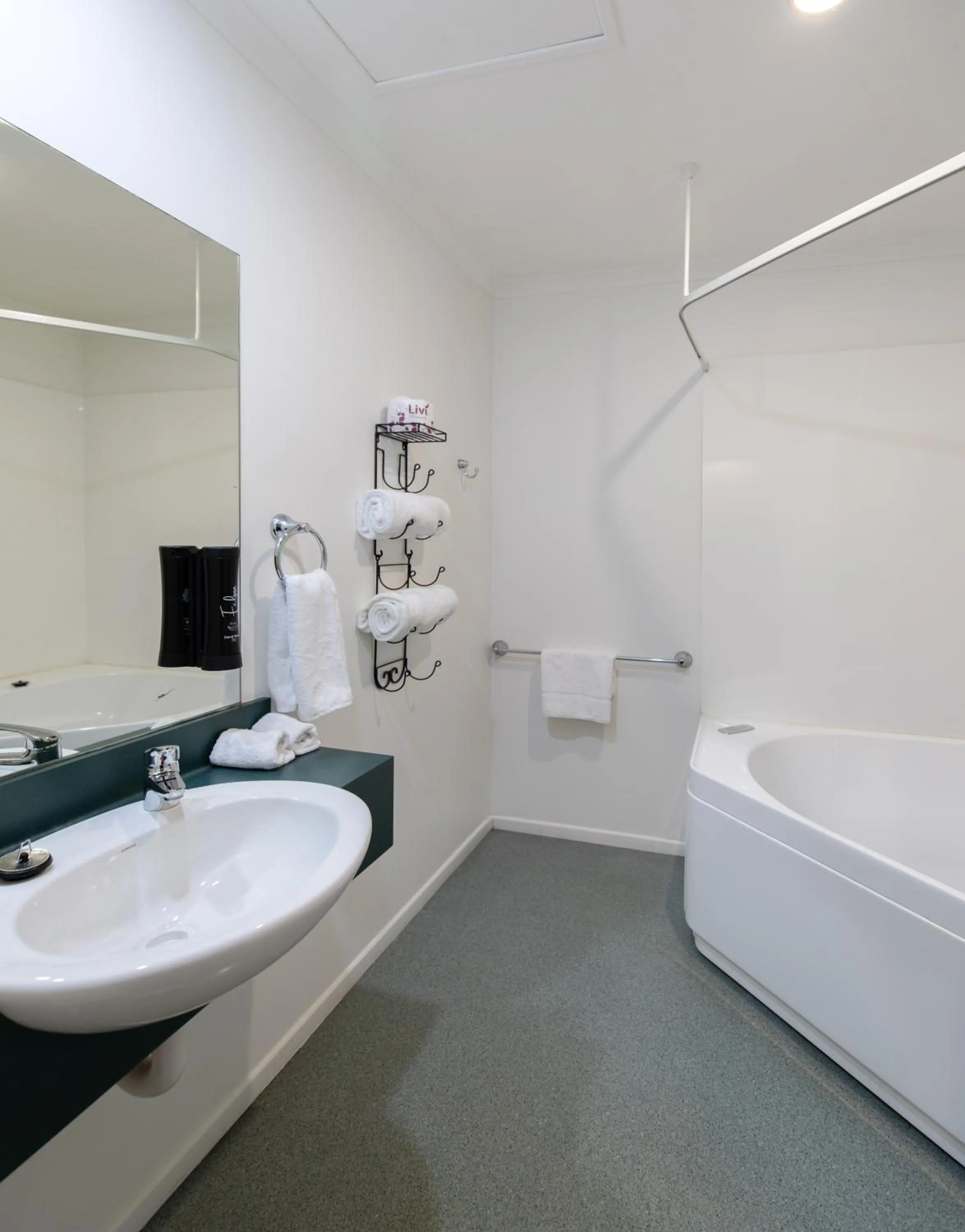 Bathroom in Camelot Motor Lodge and Conference Centre