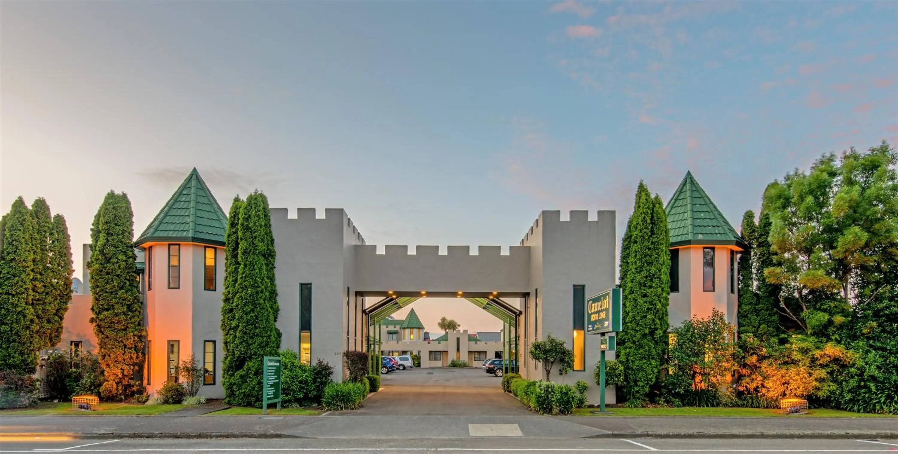Facade/entrance in Camelot Motor Lodge and Conference Centre