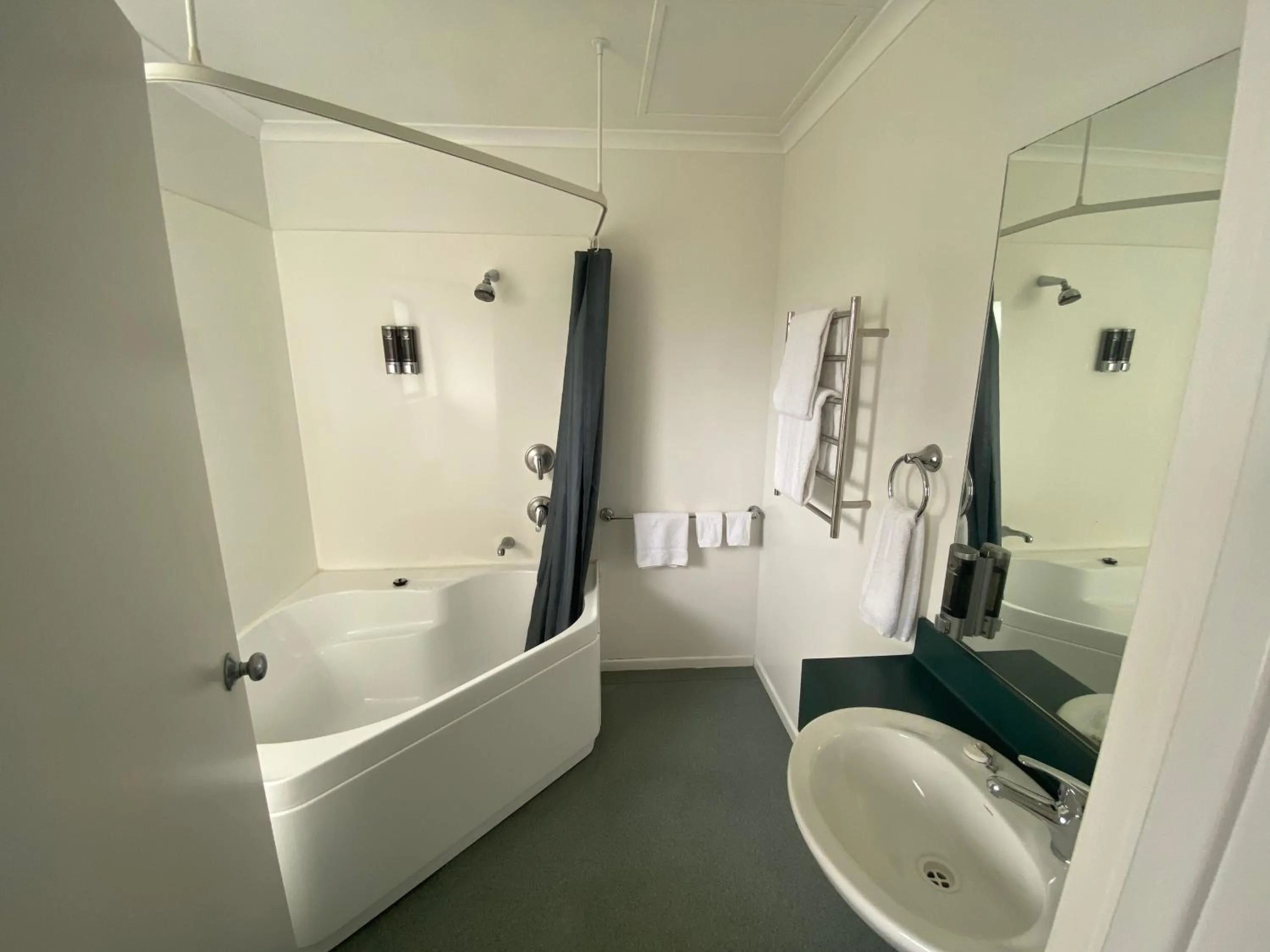 Bath in Camelot Motor Lodge and Conference Centre