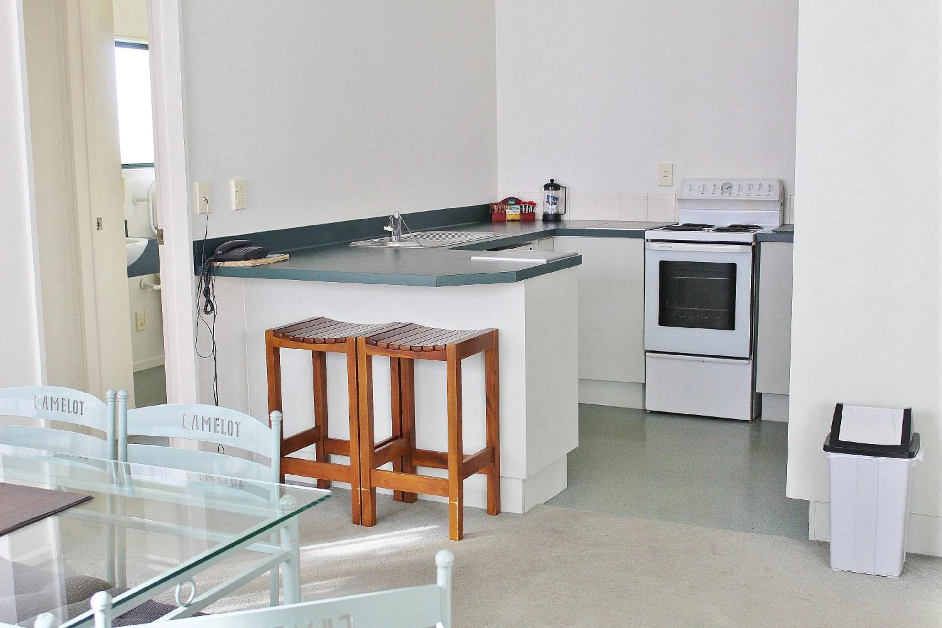 Kitchen or kitchenette in Camelot Motor Lodge and Conference Centre