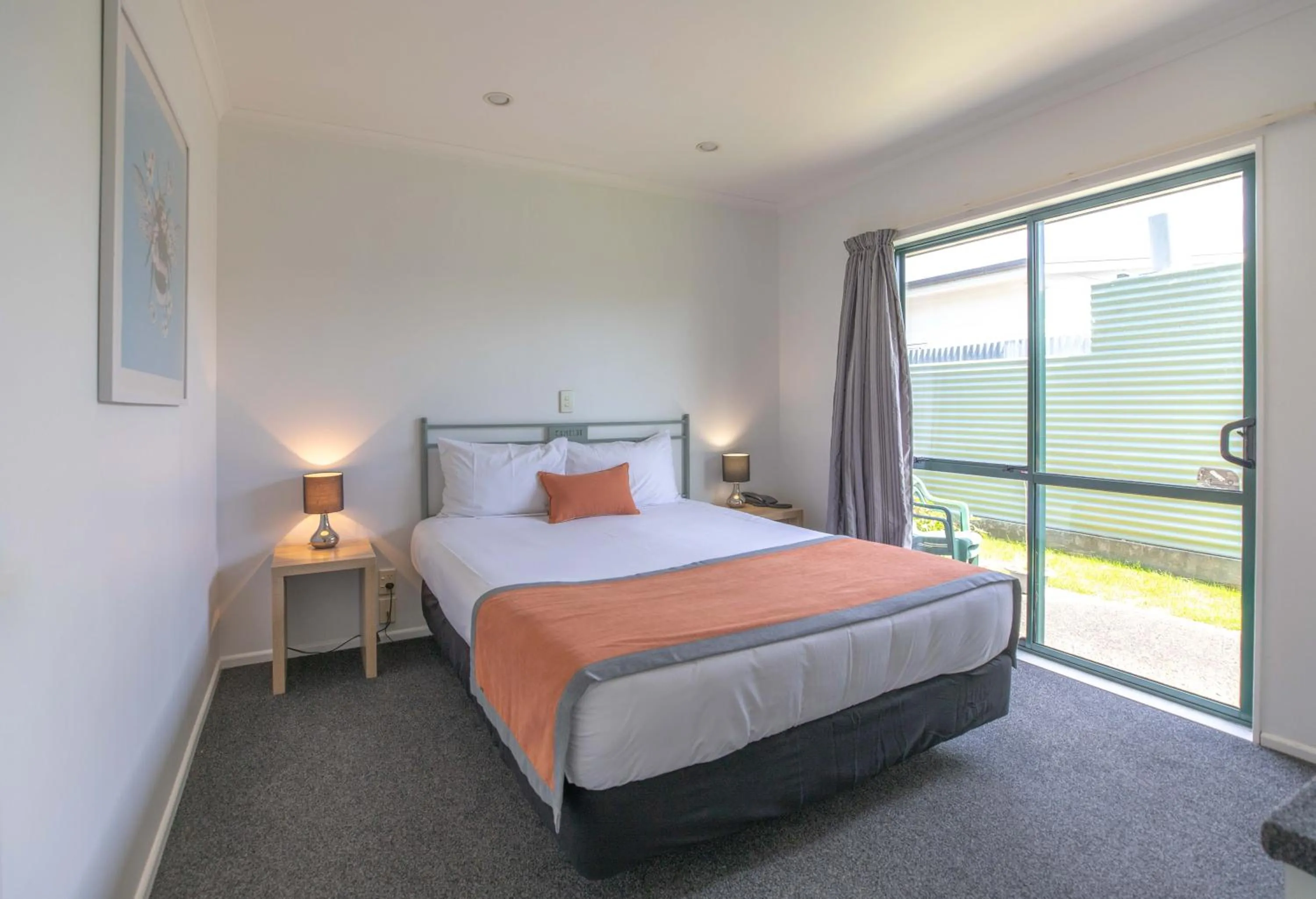 Bedroom, Bed in Camelot Motor Lodge and Conference Centre