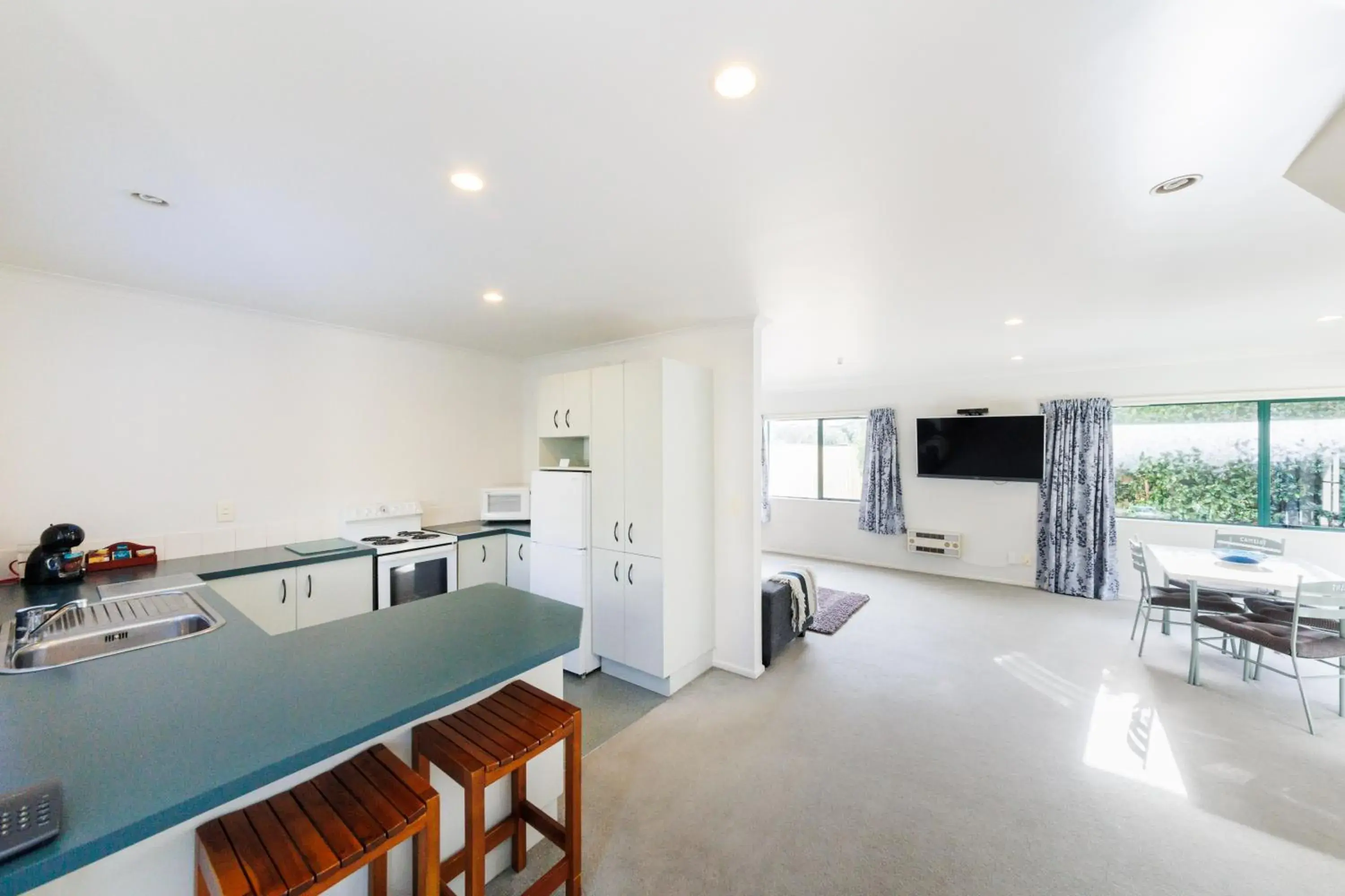 Deluxe Two-Bedroom Apartment with Garden View in Camelot Motor Lodge and Conference Centre Deluxe Two-Bedroom Apartment with Garden View in Camelot Motor Lodge and Conference Centre