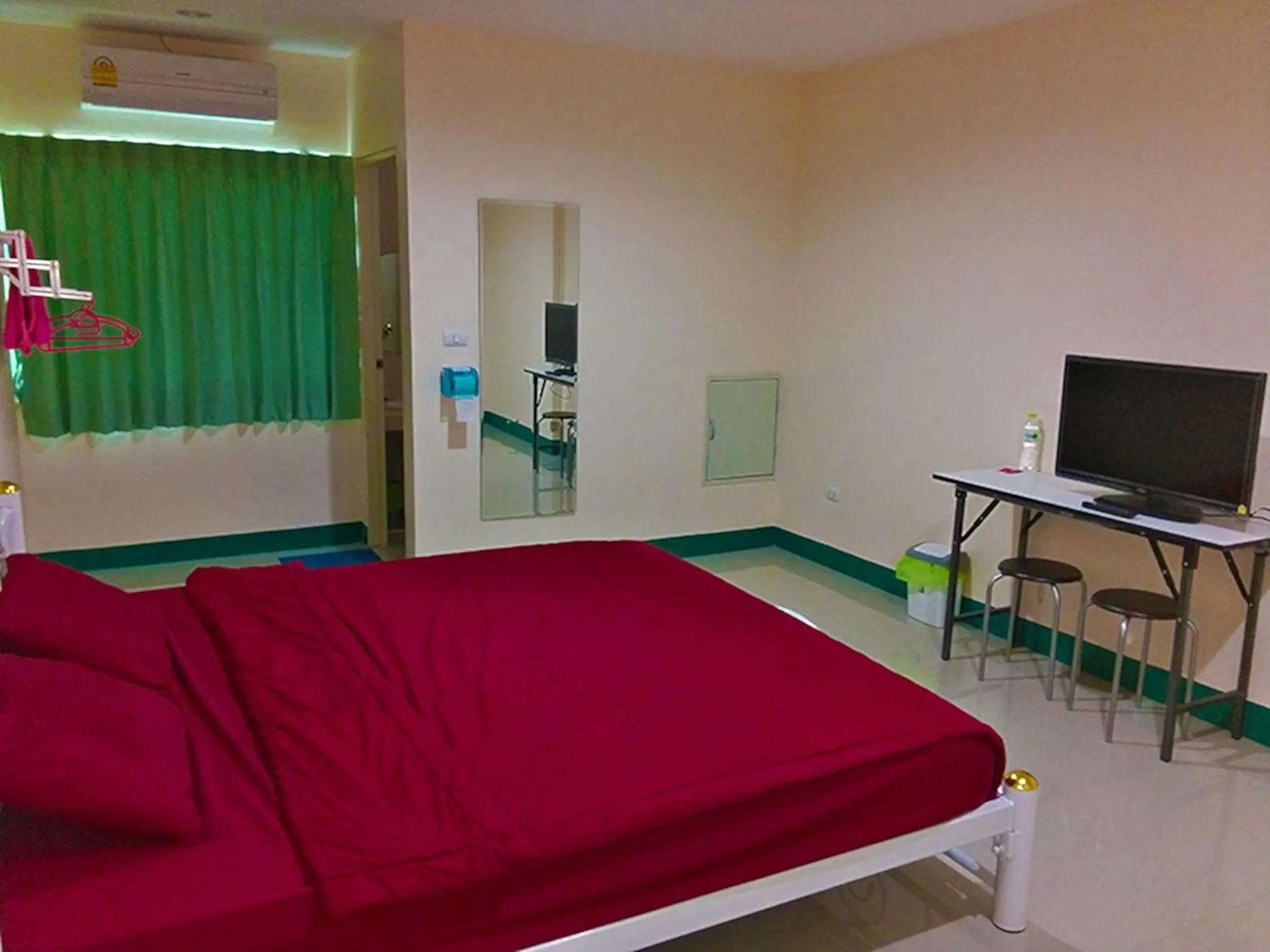 Photo of the whole room, Bed in Sorworakit Hotel