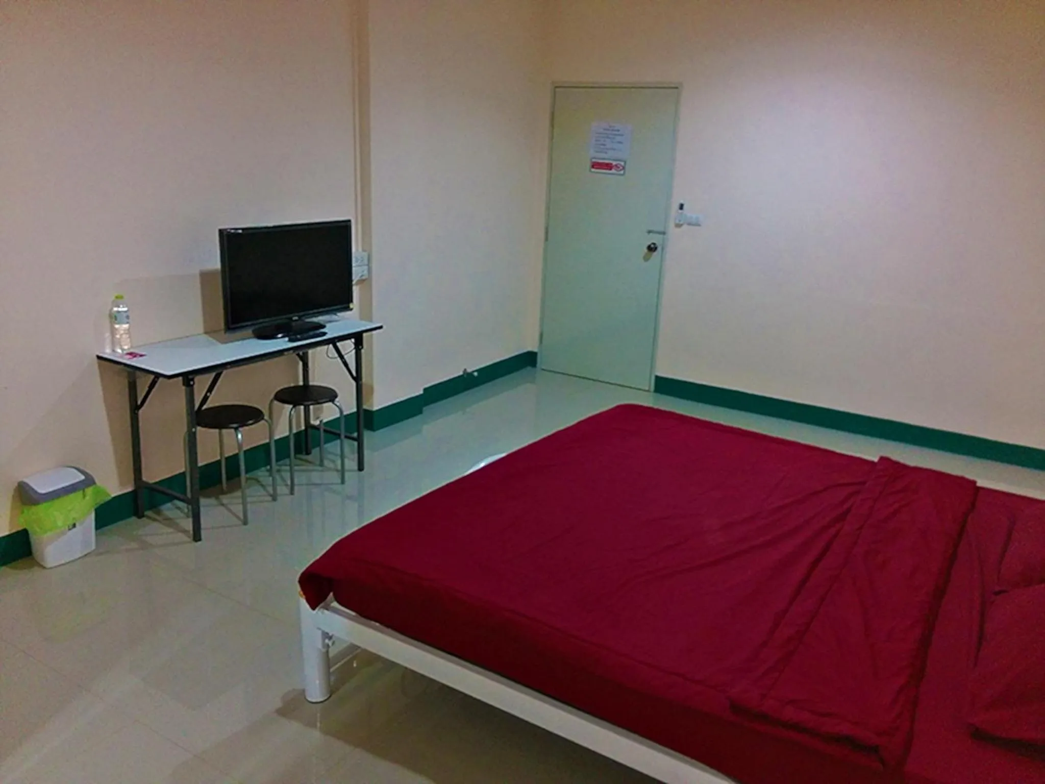 Photo of the whole room, Bed in Sorworakit Hotel