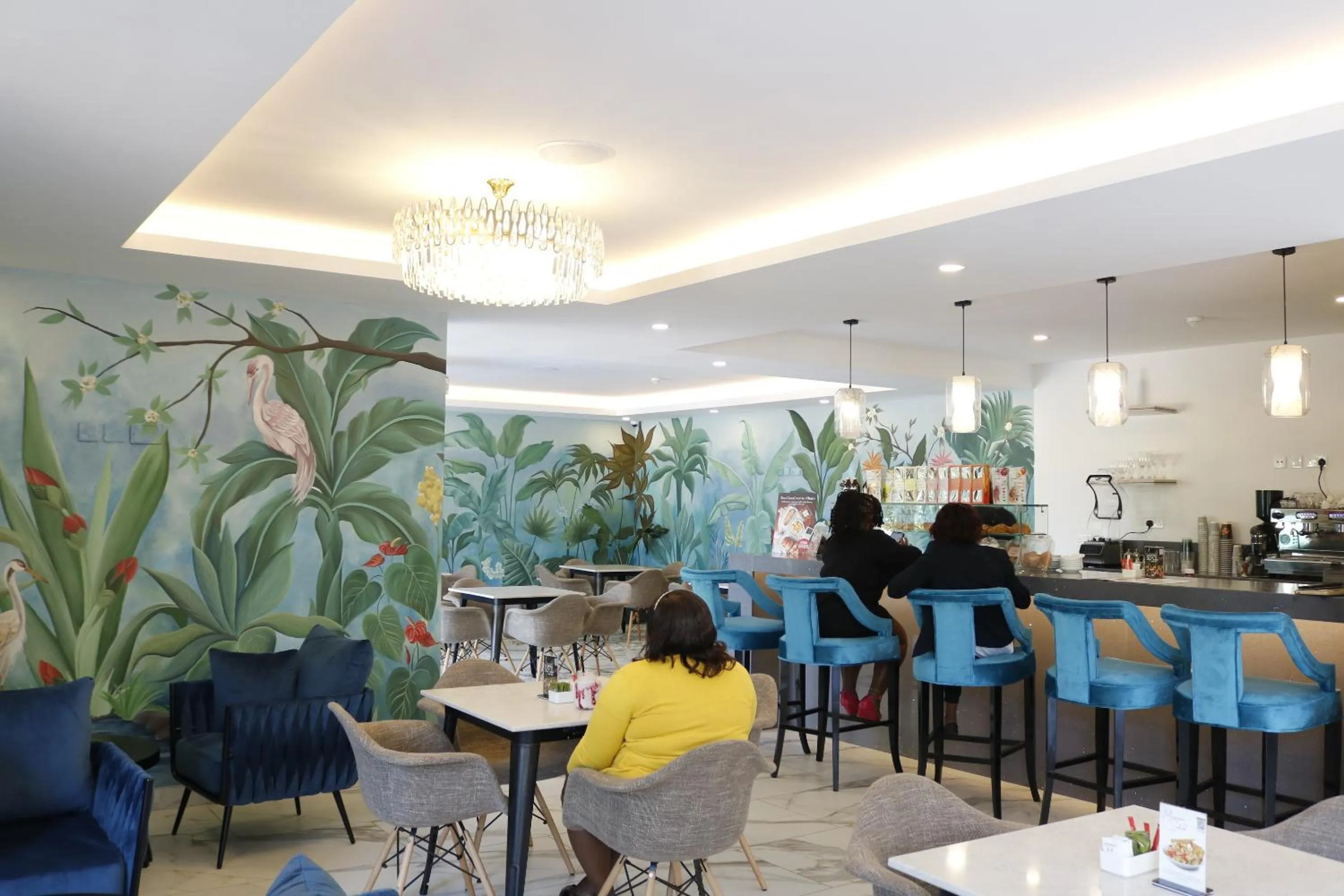 Restaurant/places to eat in Yaya Hotel & Apartments