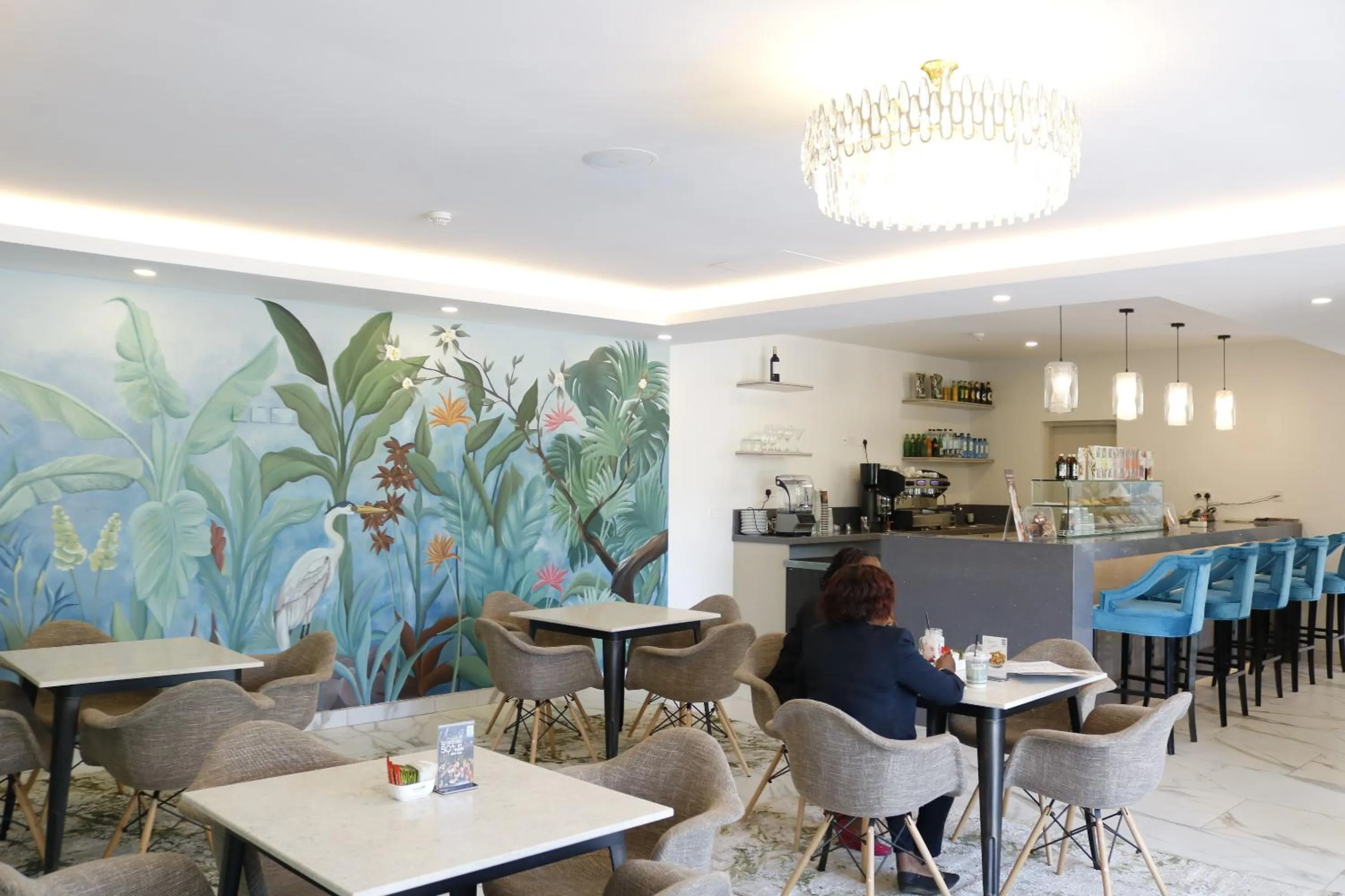 Restaurant/places to eat in Yaya Hotel & Apartments