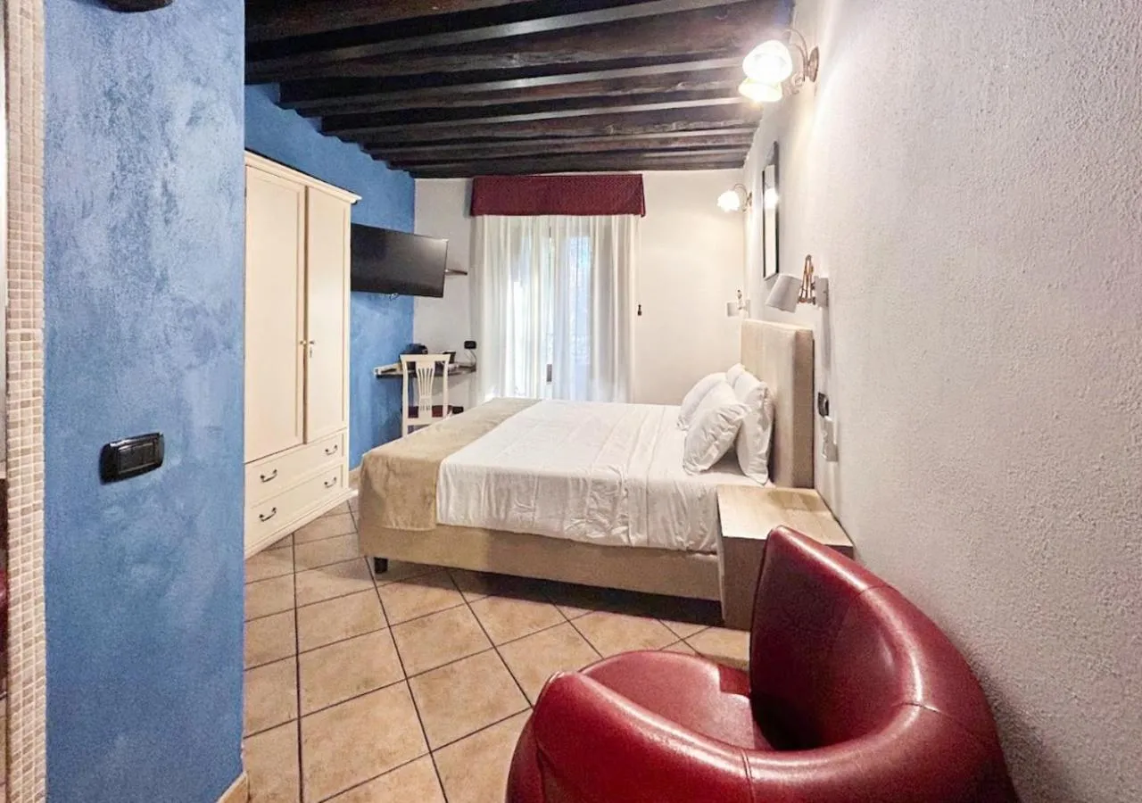 Photo of the whole room, Bed in Sardinia Domus