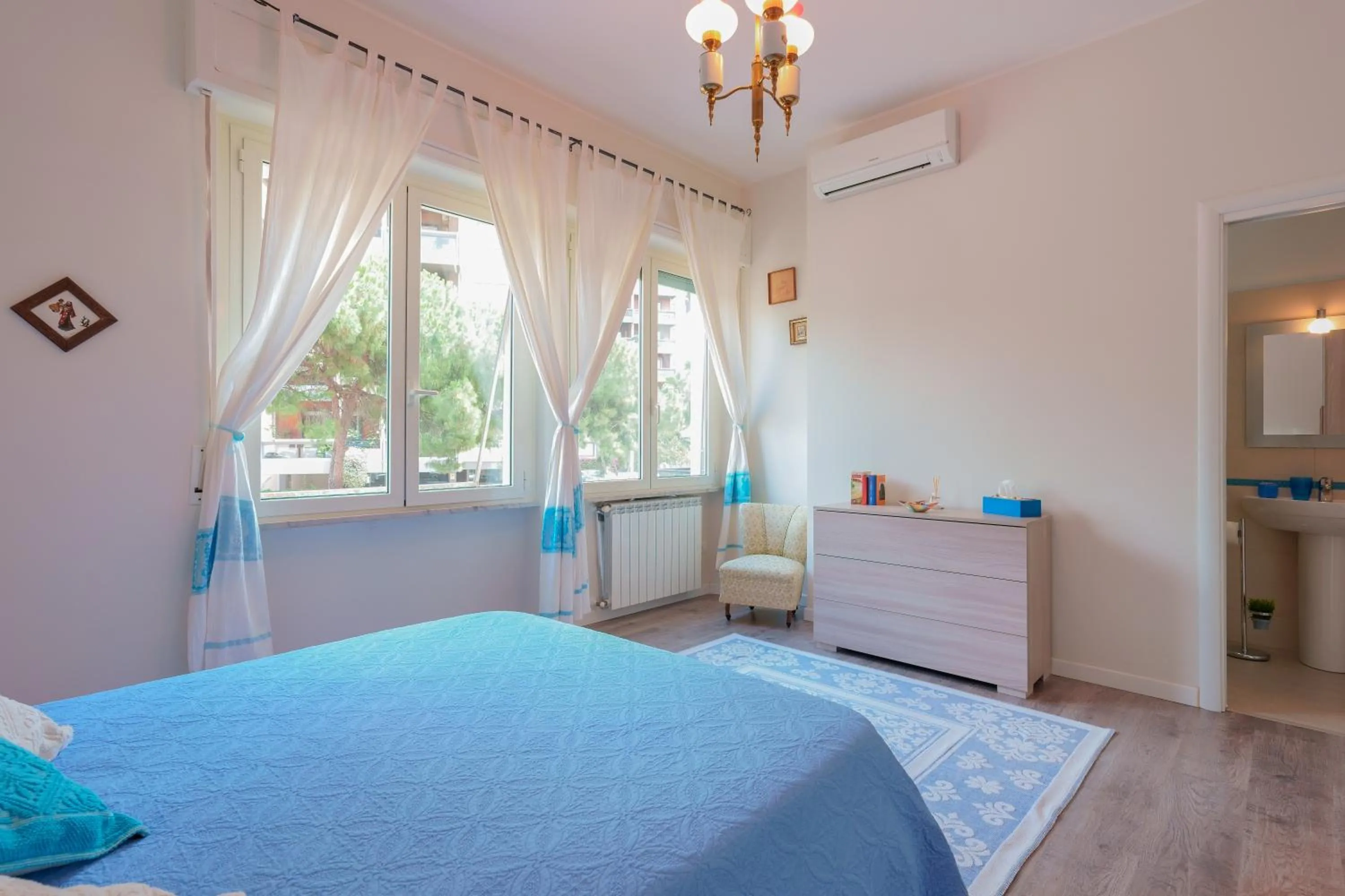 Photo of the whole room, Bed in Fortyfourbandb