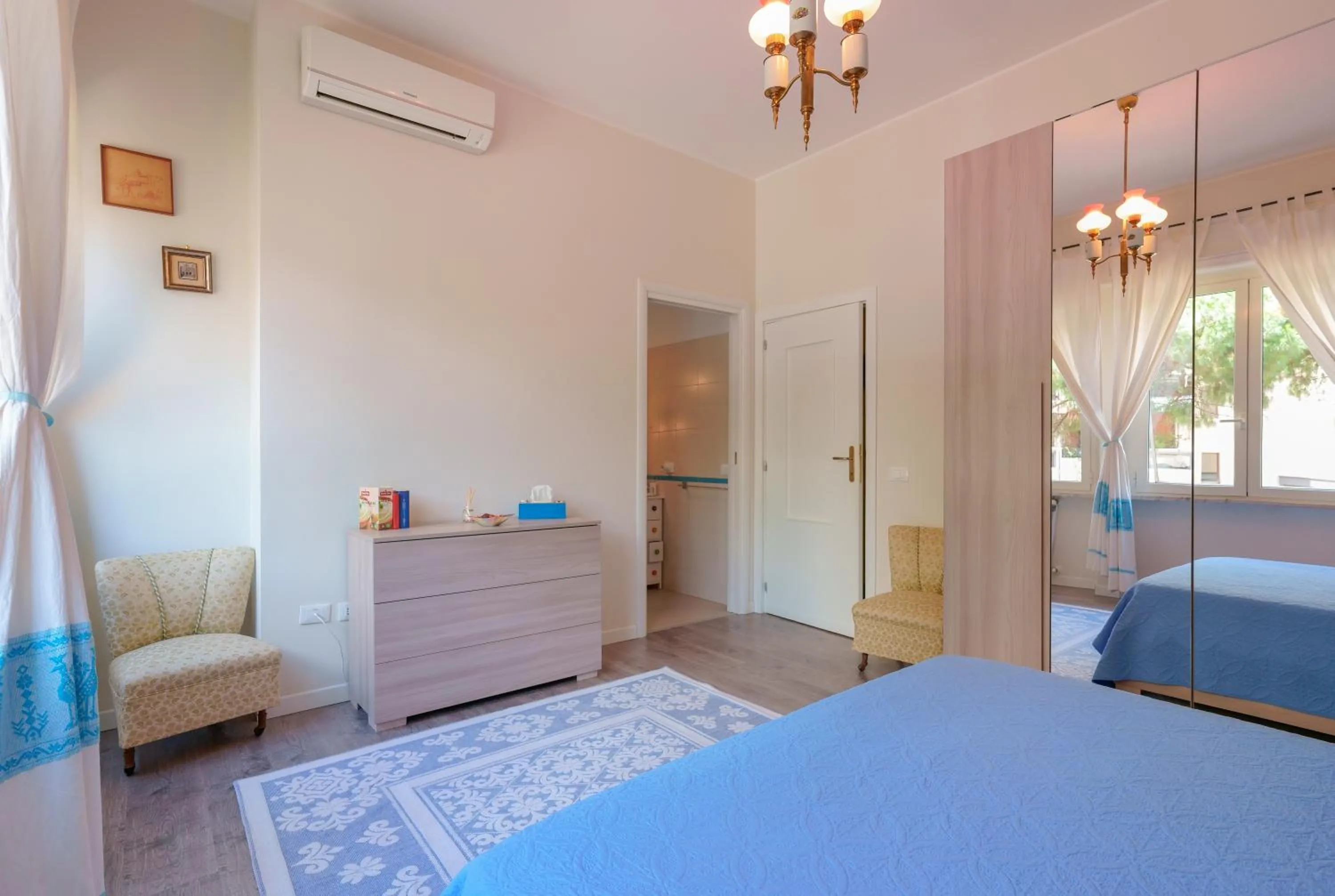 Photo of the whole room, Bed in Fortyfourbandb