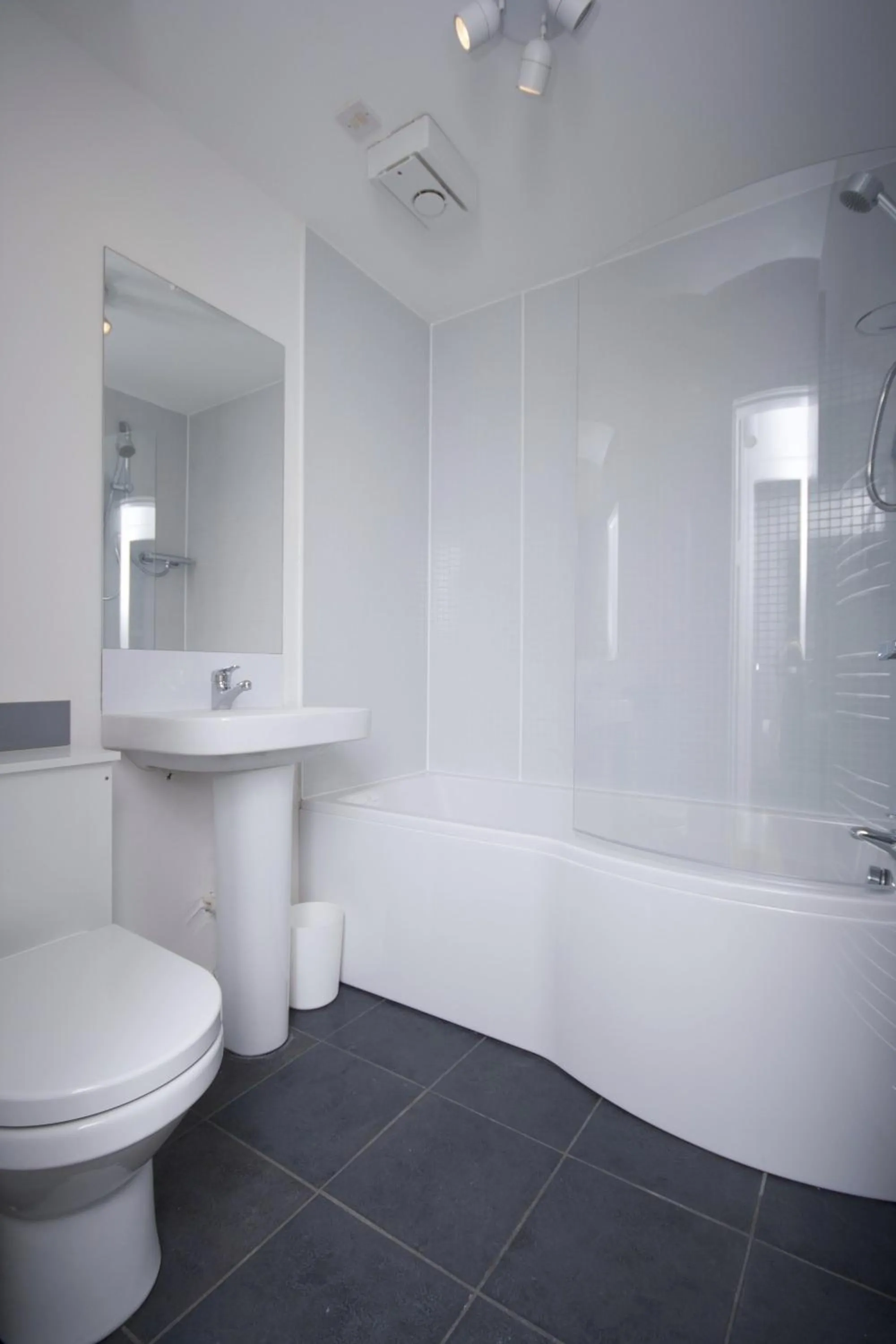 Bathroom in Aberdeen Serviced Apartments: Charlotte street