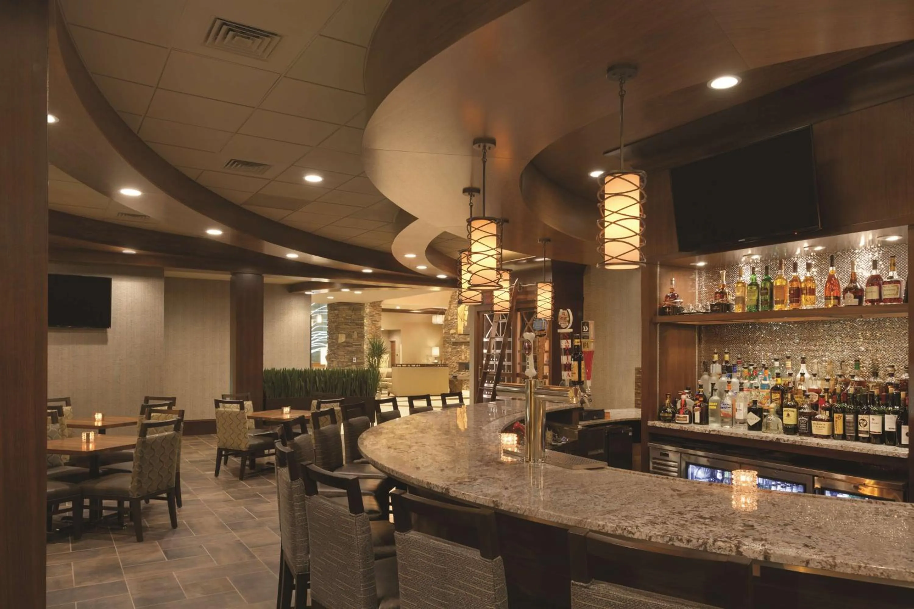 Lounge or bar in Embassy Suites Saratoga Springs