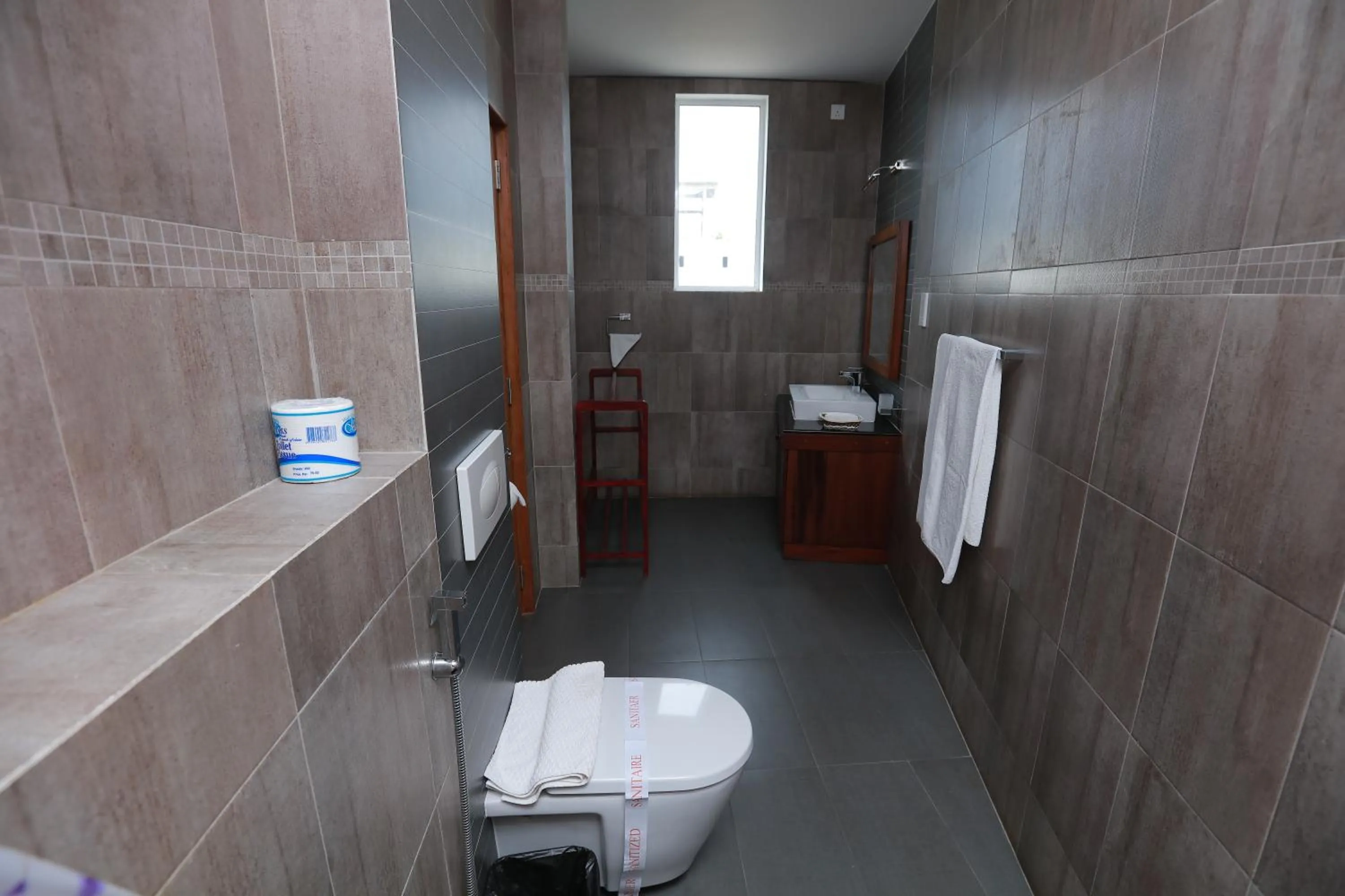 Shower in Refresh Hotel Hikkaduwa