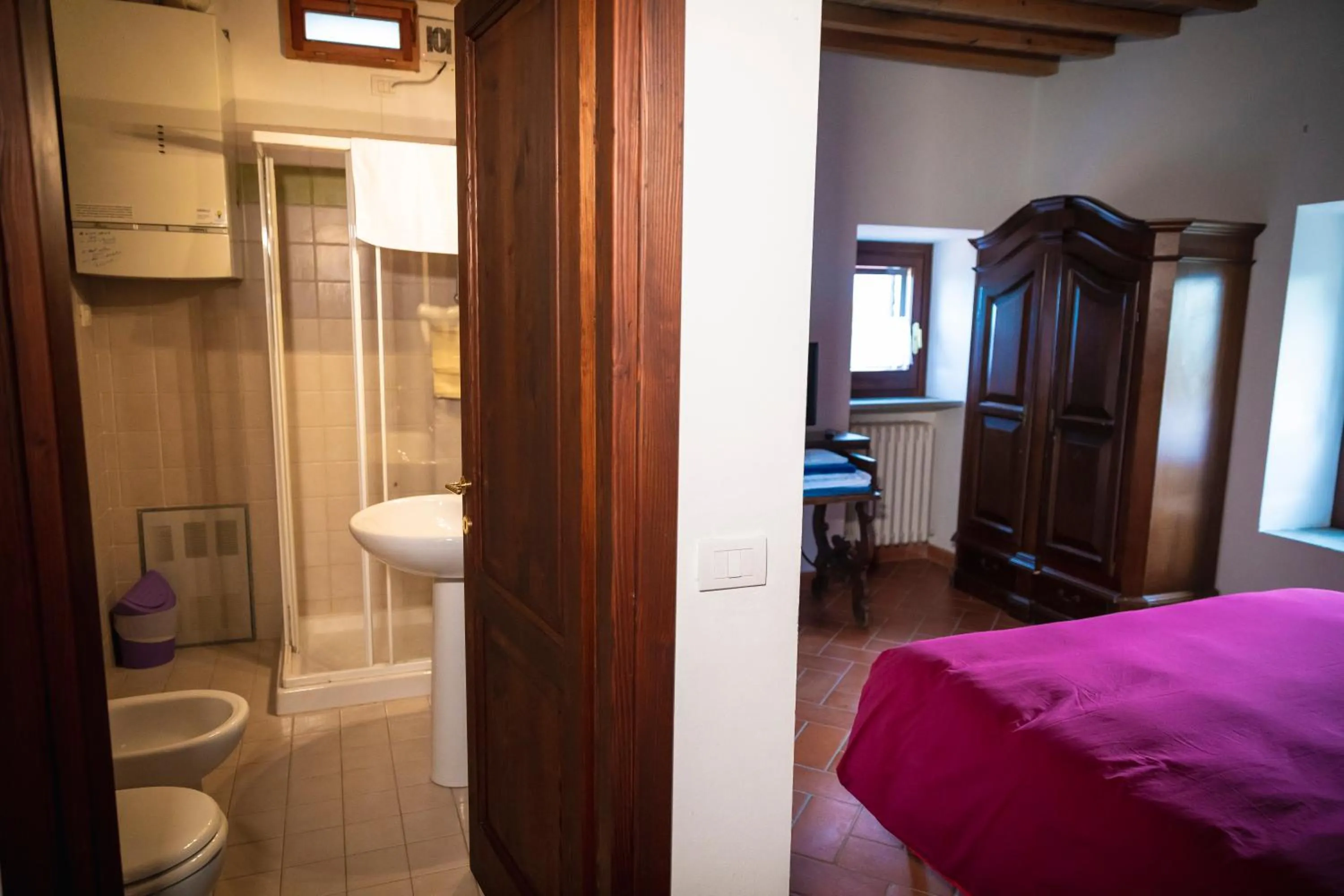 Shower, Bed in Maestà delle Quattro Chiavi