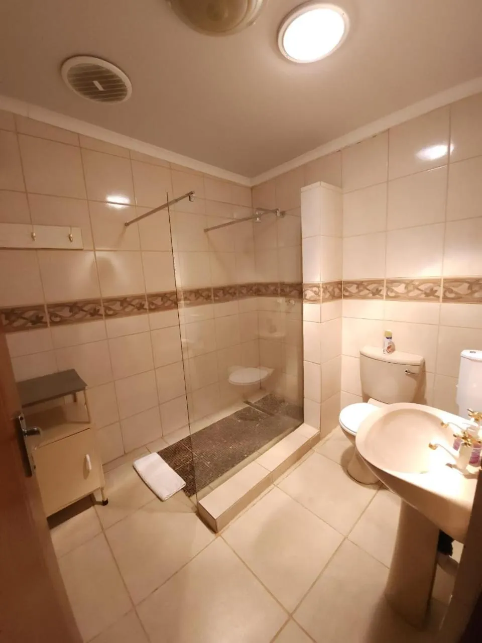 Shower in Rusplek Guesthouse and Conference Centre