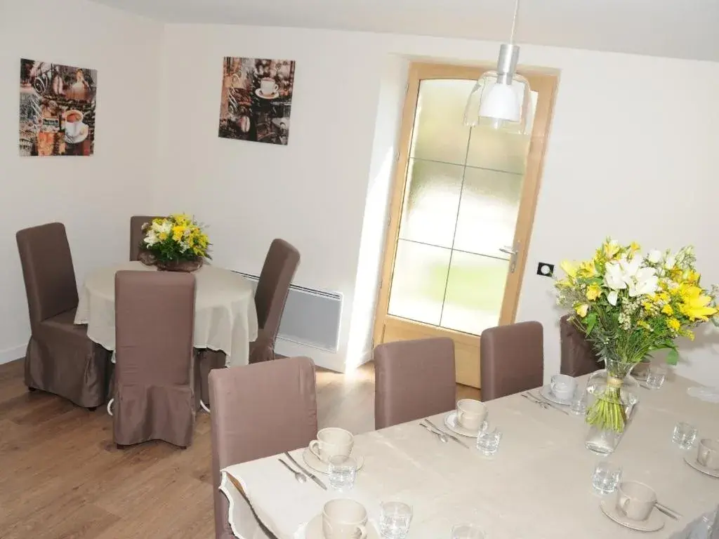 Dining area in Château de la Galissonnière Dining area in Château de la Galissonnière