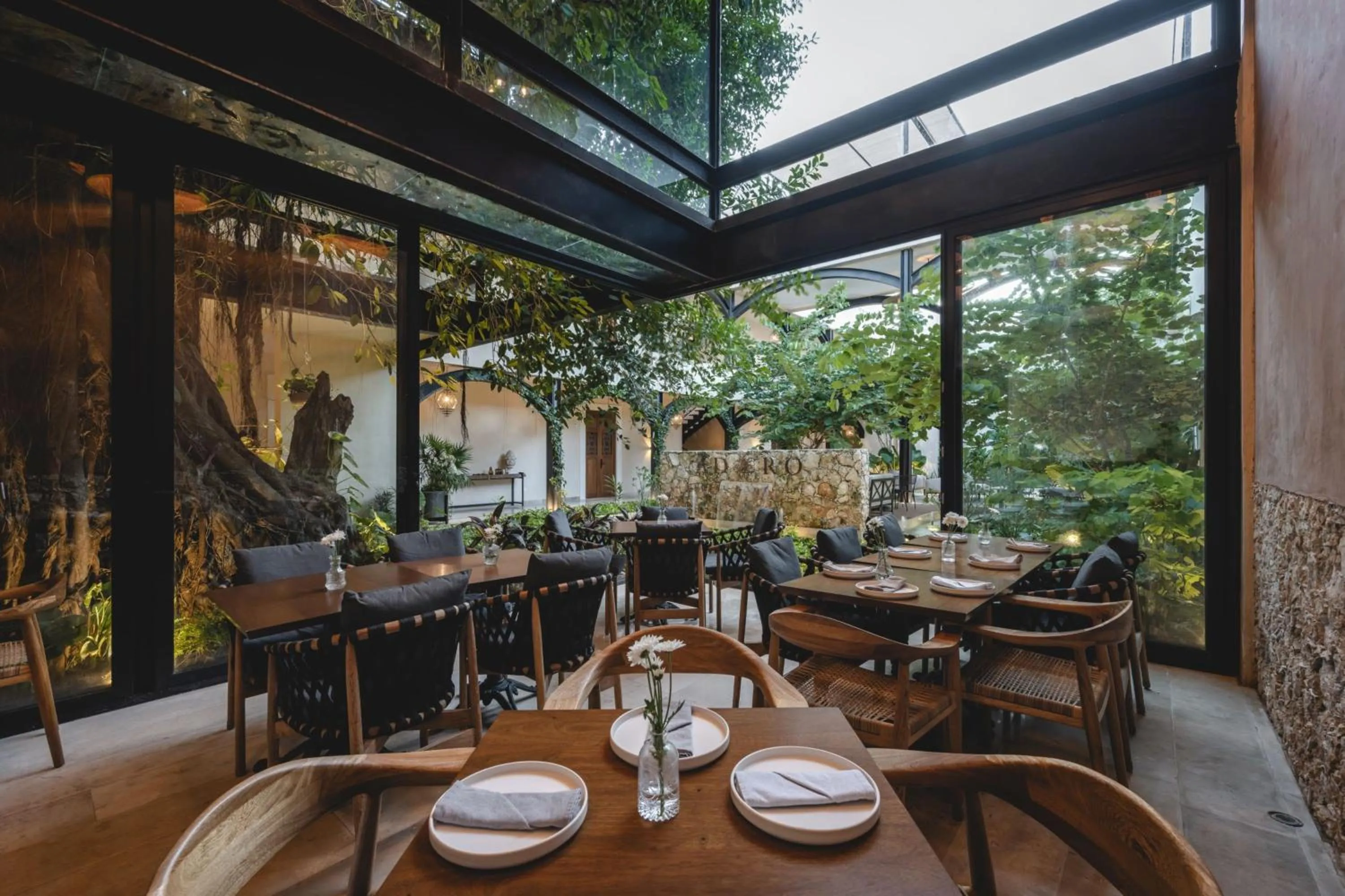 Restaurant/places to eat in Adoro Hotel Boutique