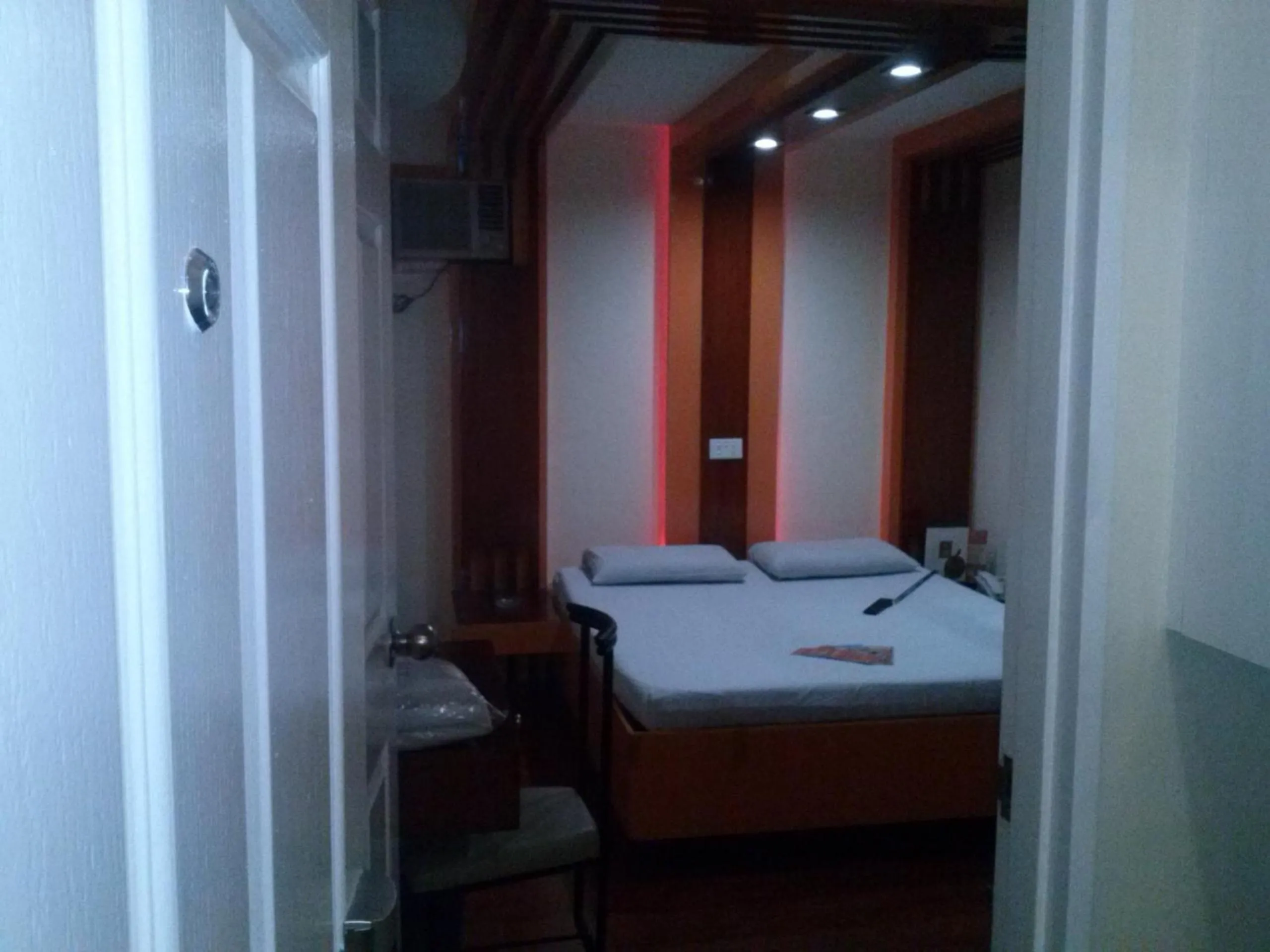 Bedroom, Bed in Hotel Sogo - EDSA, Pasay Harrison