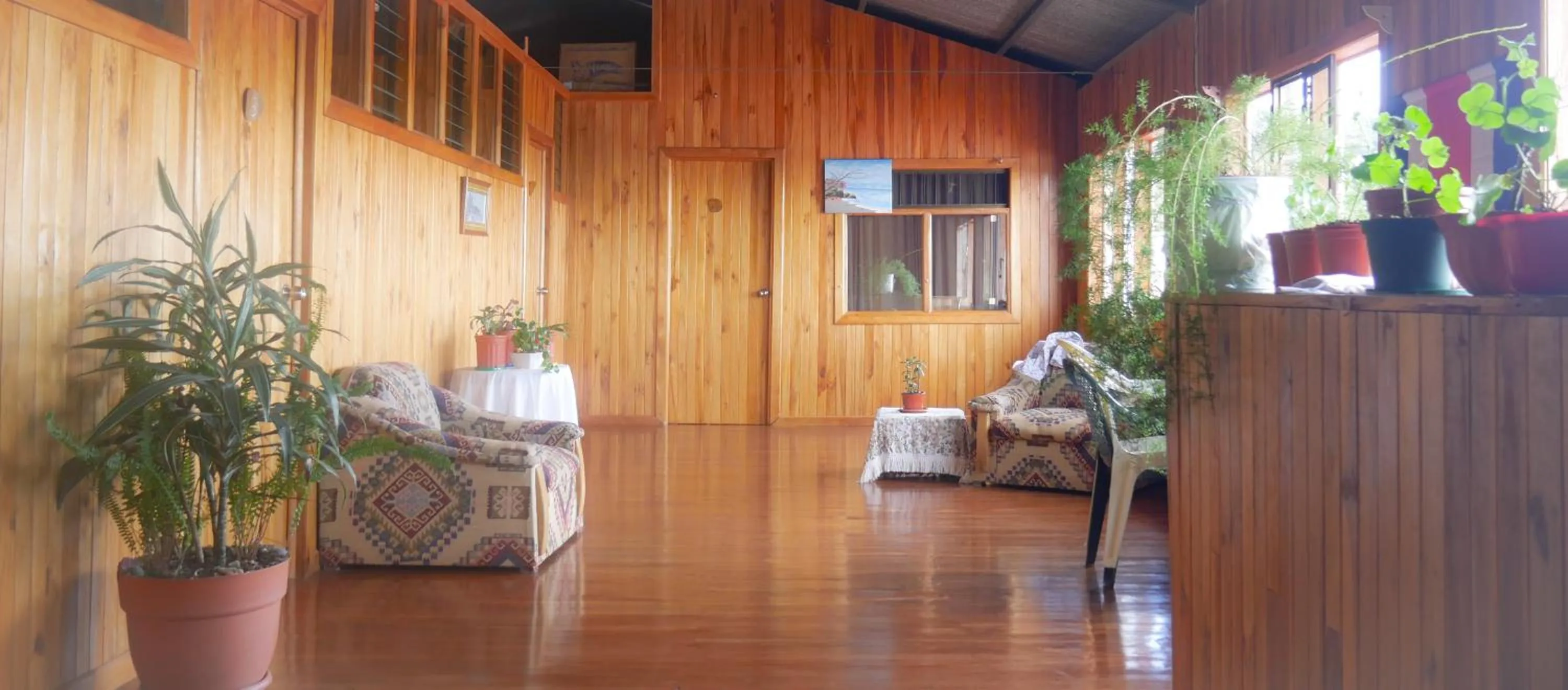 Communal lounge/ TV room in Monte Los Lirios Lodge