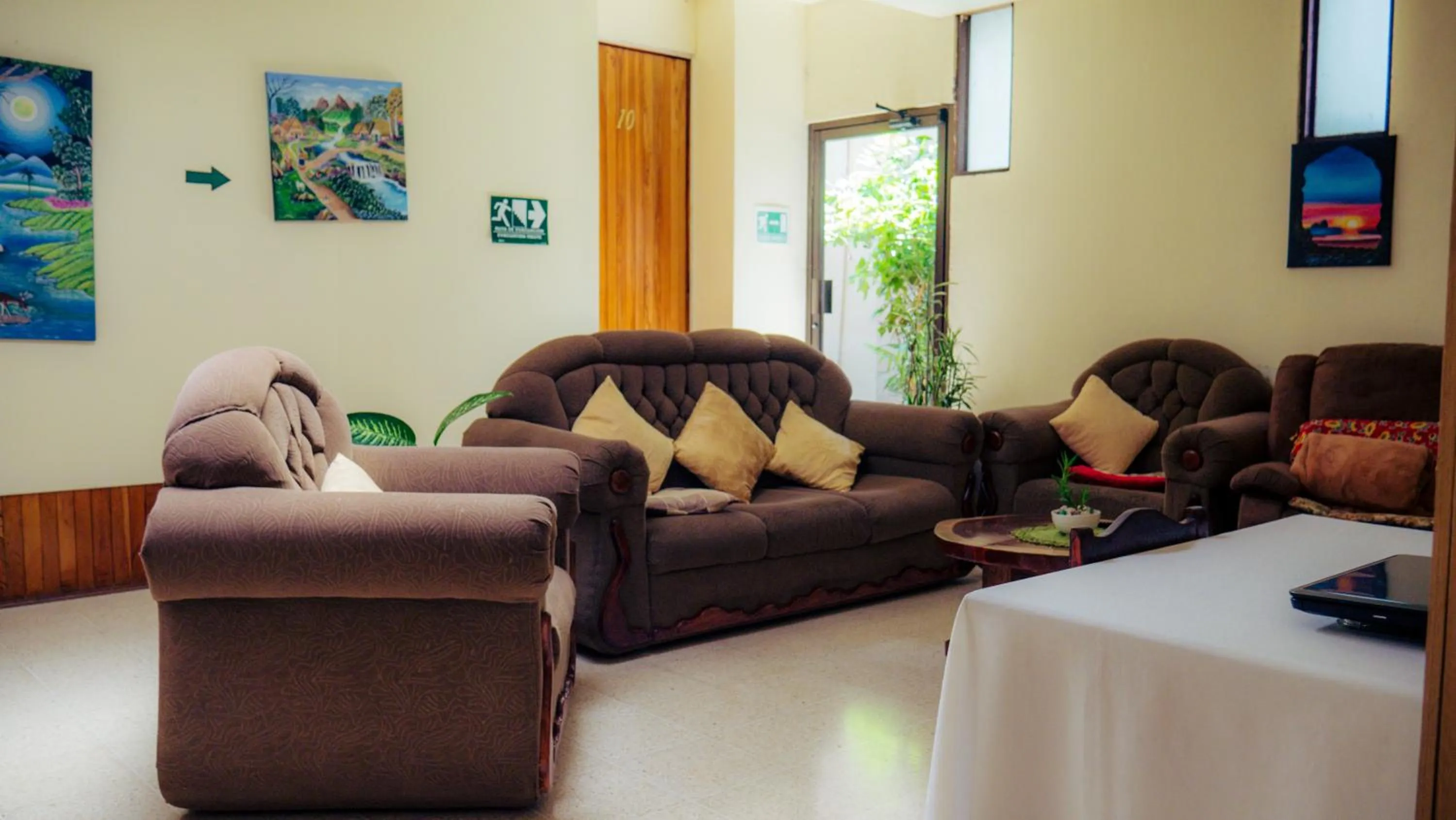 Living room in Monte Los Lirios Lodge