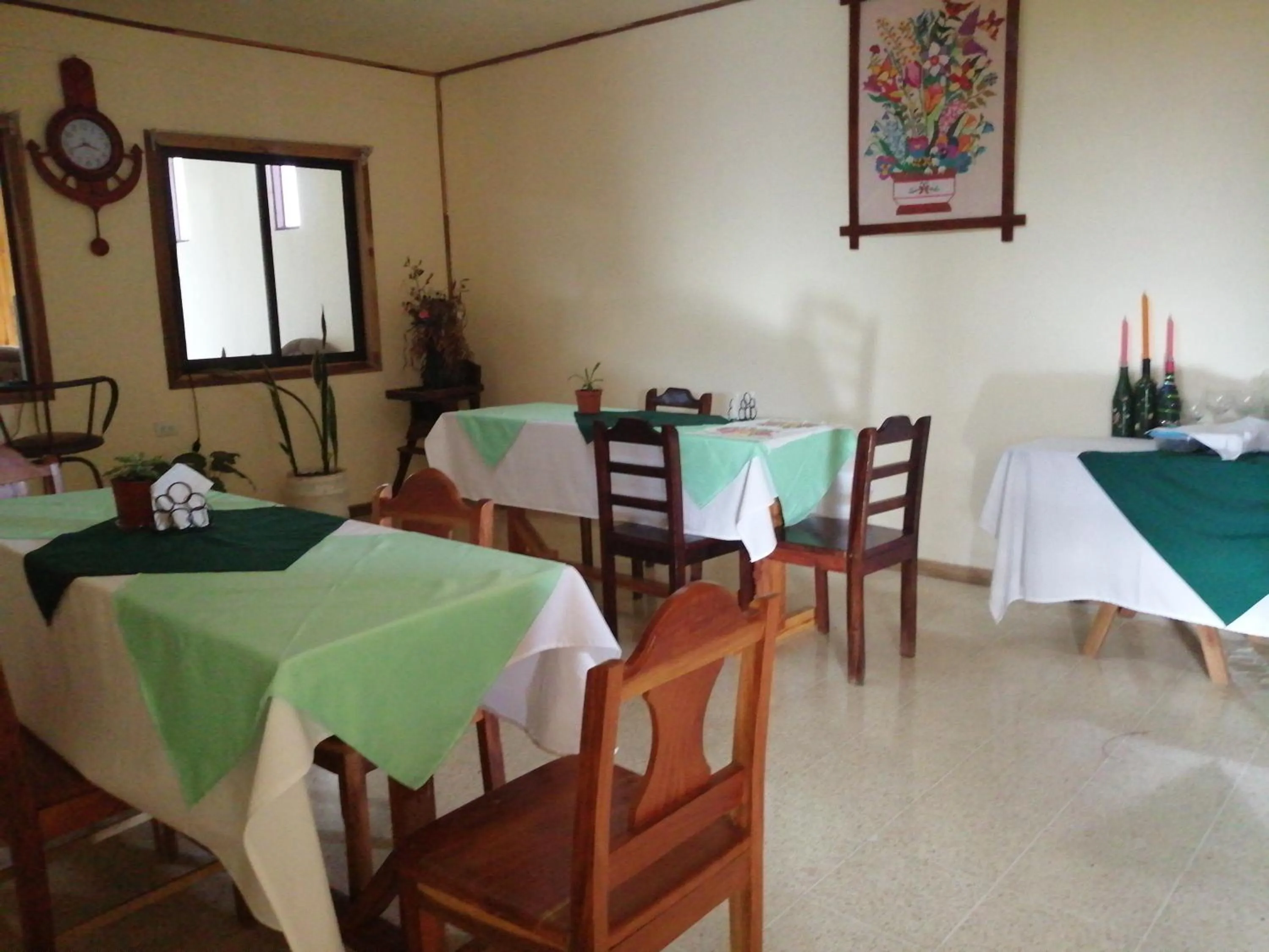 Restaurant/places to eat in Monte Los Lirios Lodge