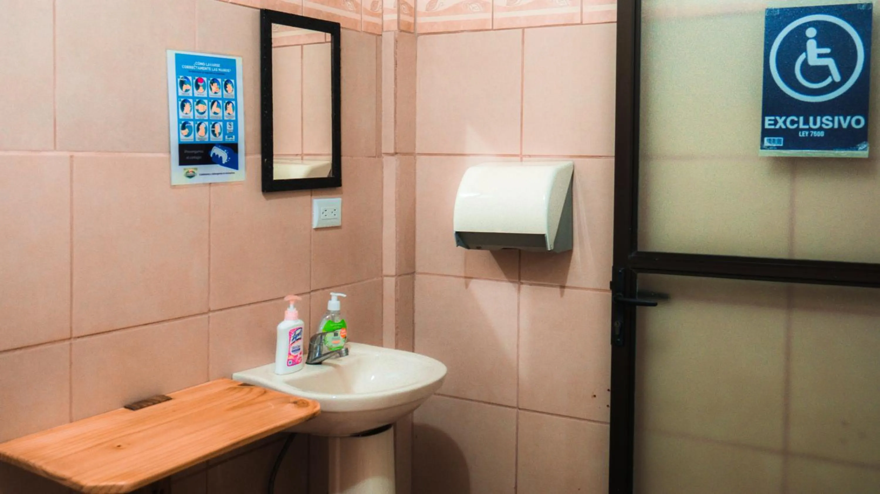 Bathroom in Monte Los Lirios Lodge