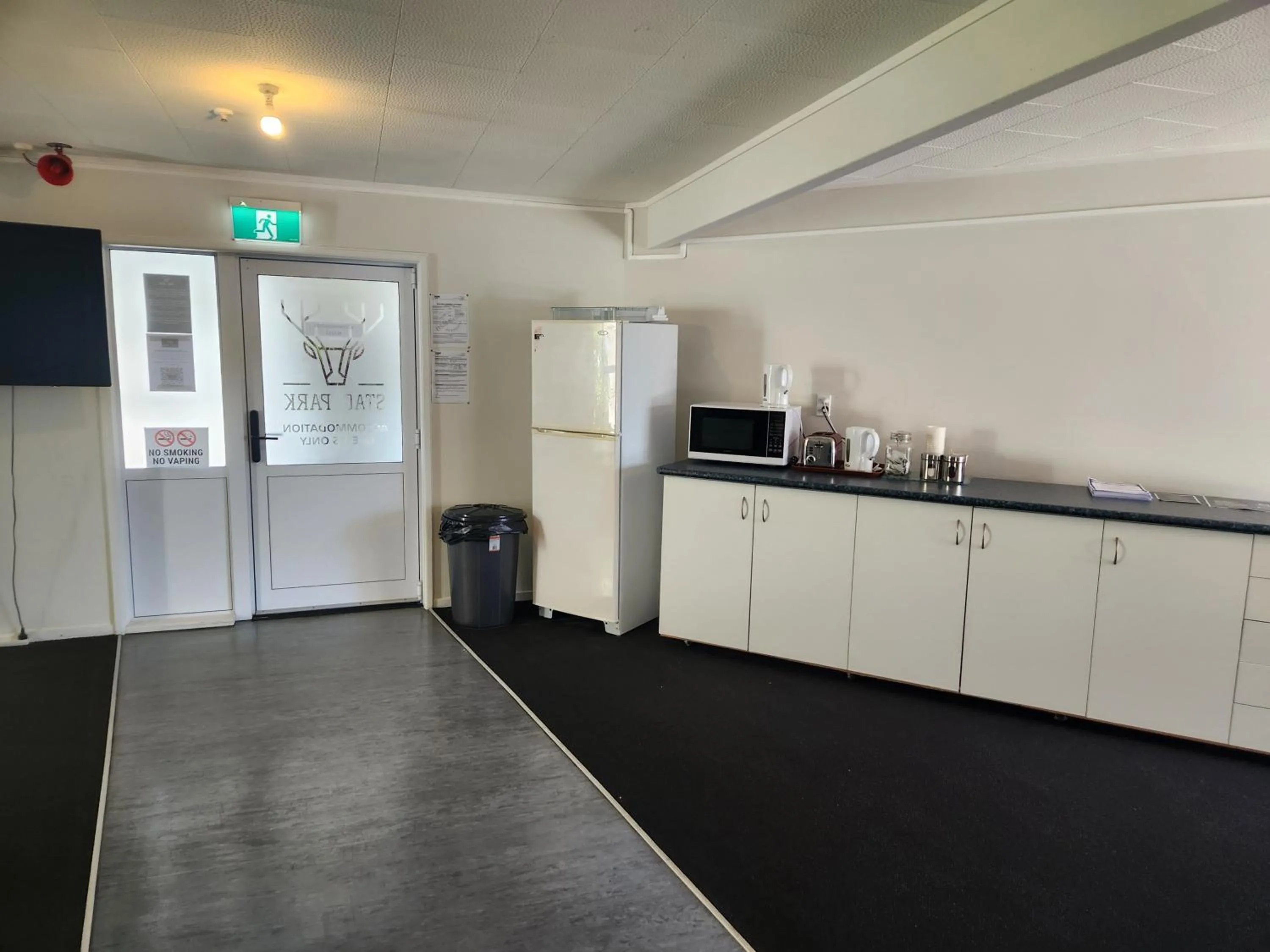 Communal lounge/ TV room in Stag Park Accommodation