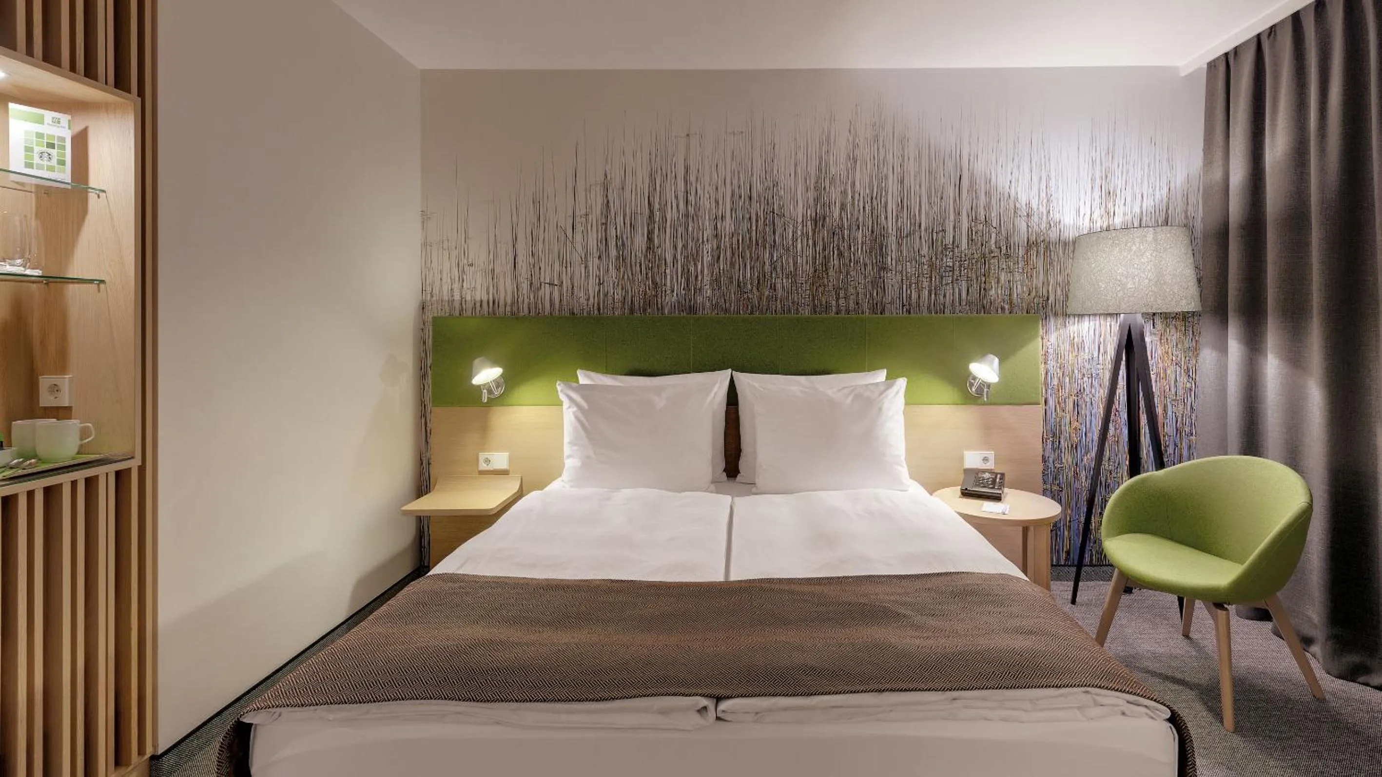 Bed in Holiday Inn Frankfurt - Alte Oper by IHG