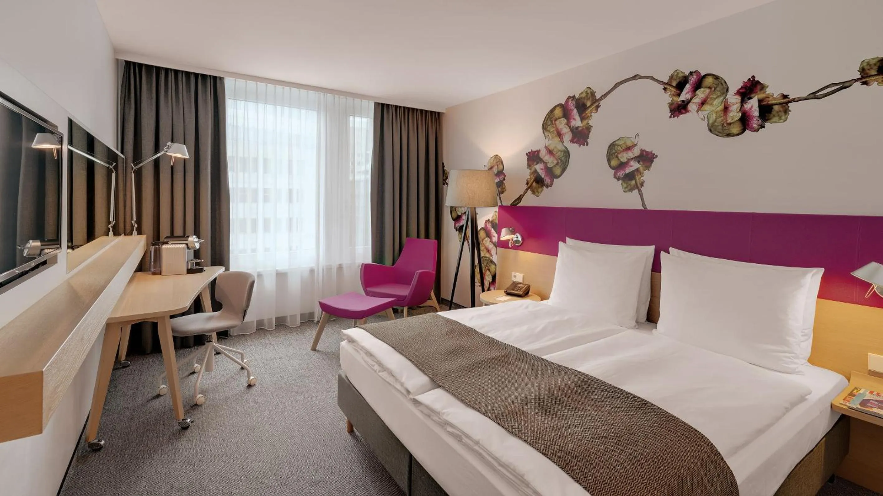 Shower, Bed in Holiday Inn Frankfurt - Alte Oper by IHG