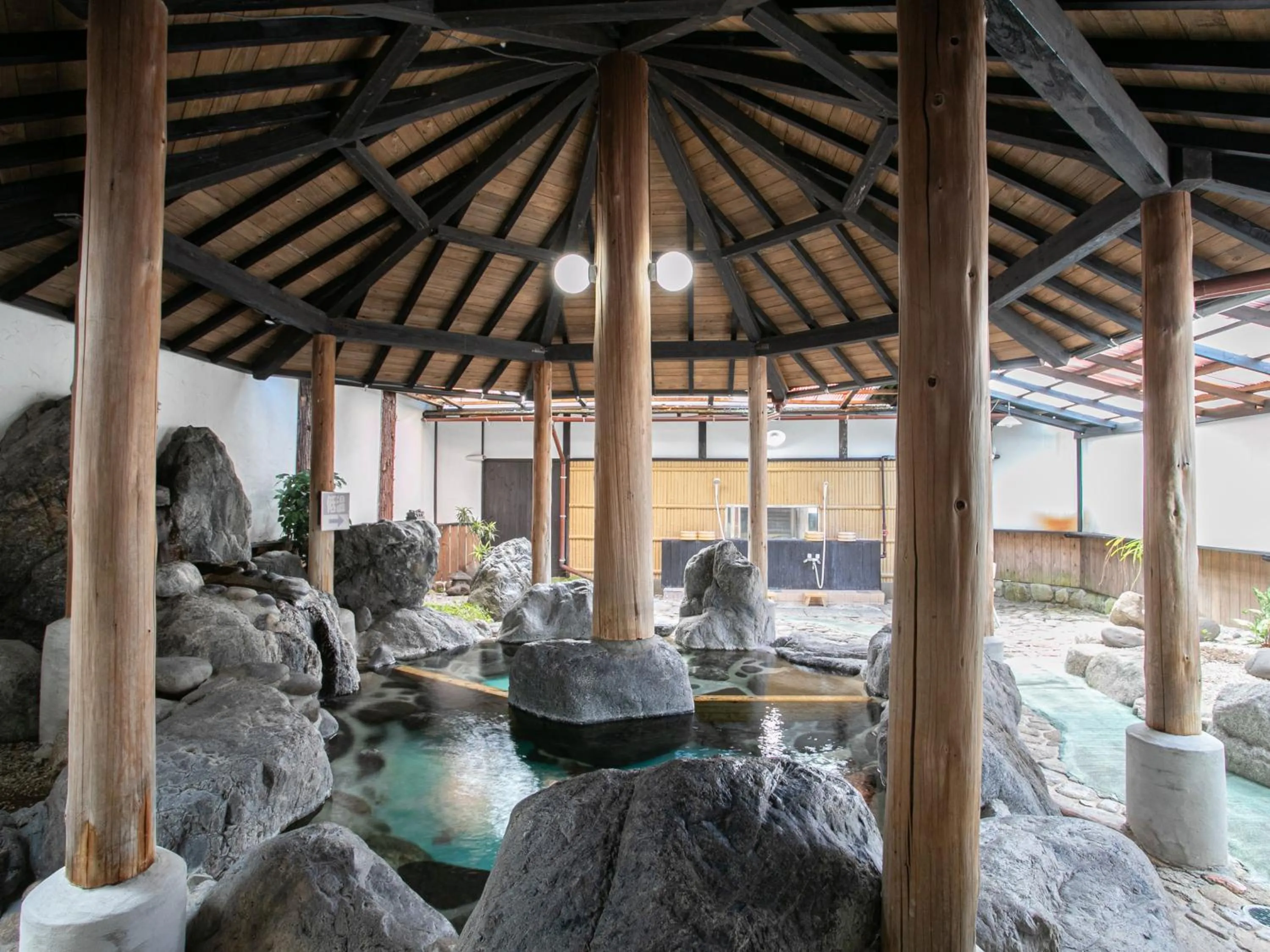 Public Bath in Hotel Hanagesiki