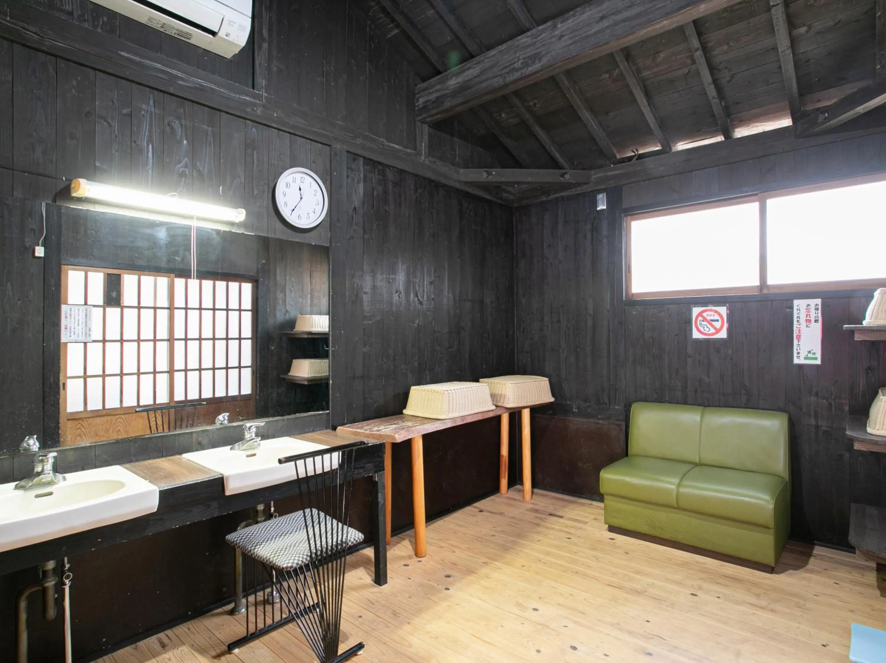 Public Bath in Hotel Hanagesiki