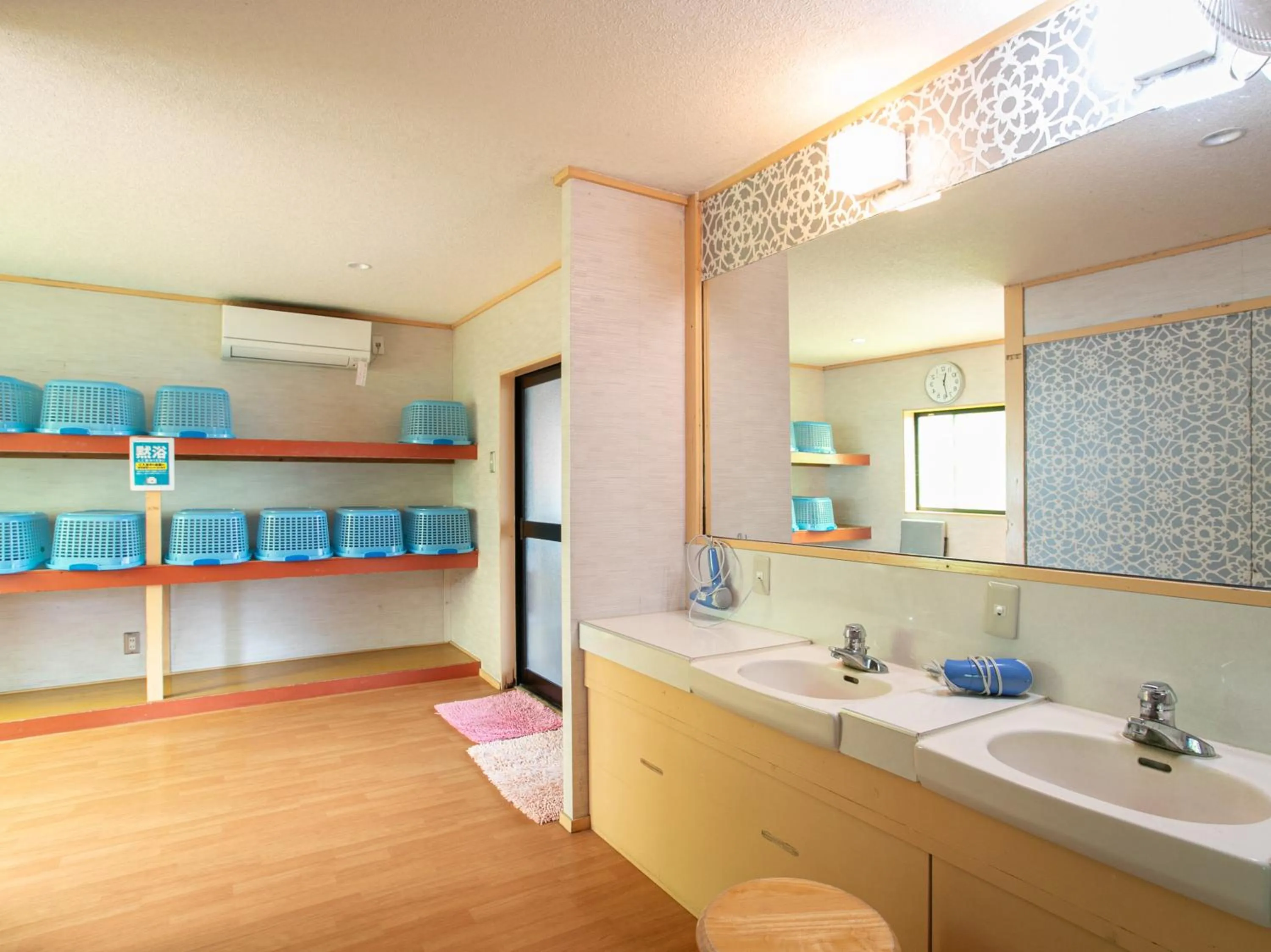 Public Bath in Hotel Hanagesiki