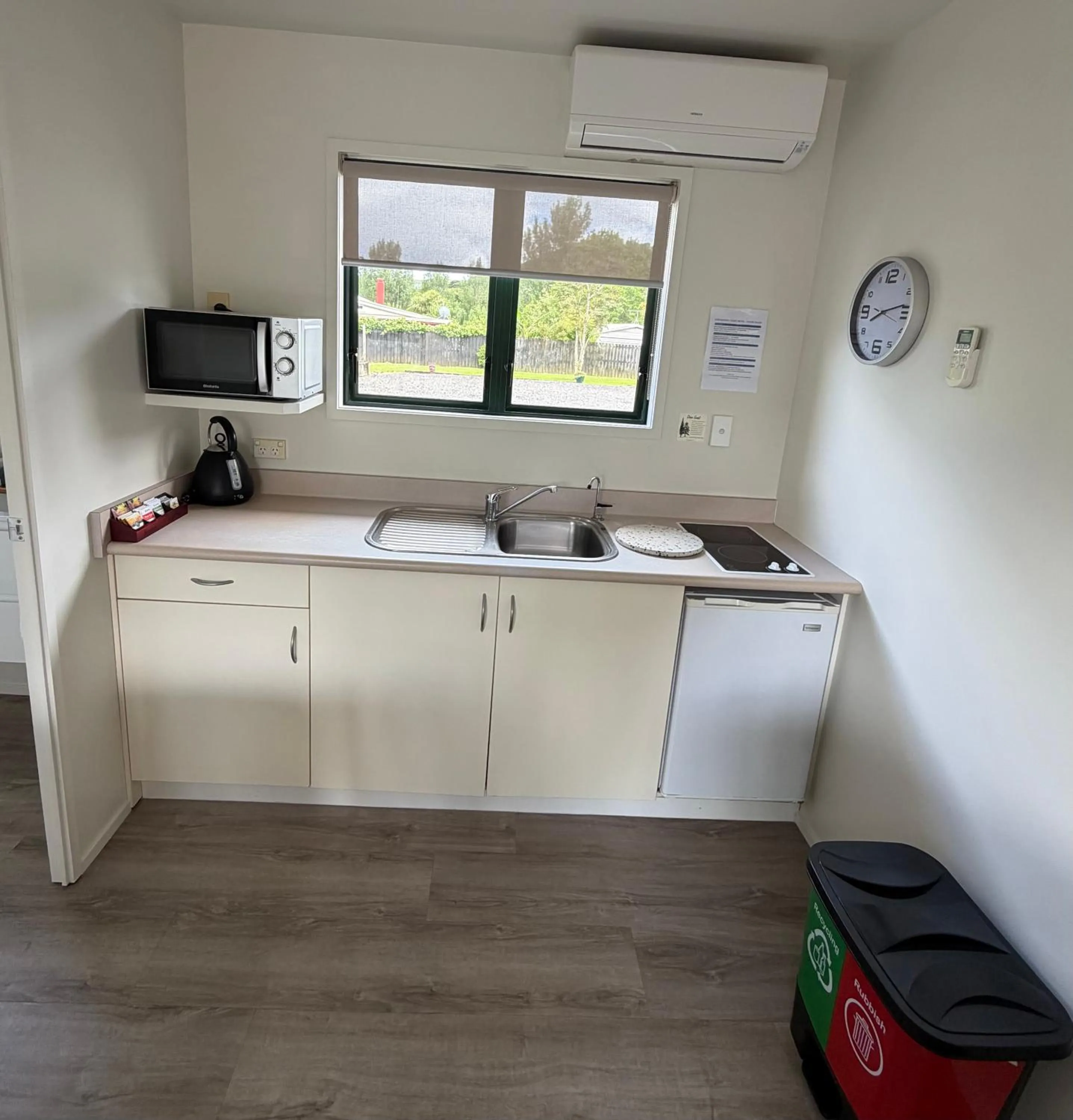 Kitchen or kitchenette in Coromandel Court Motel