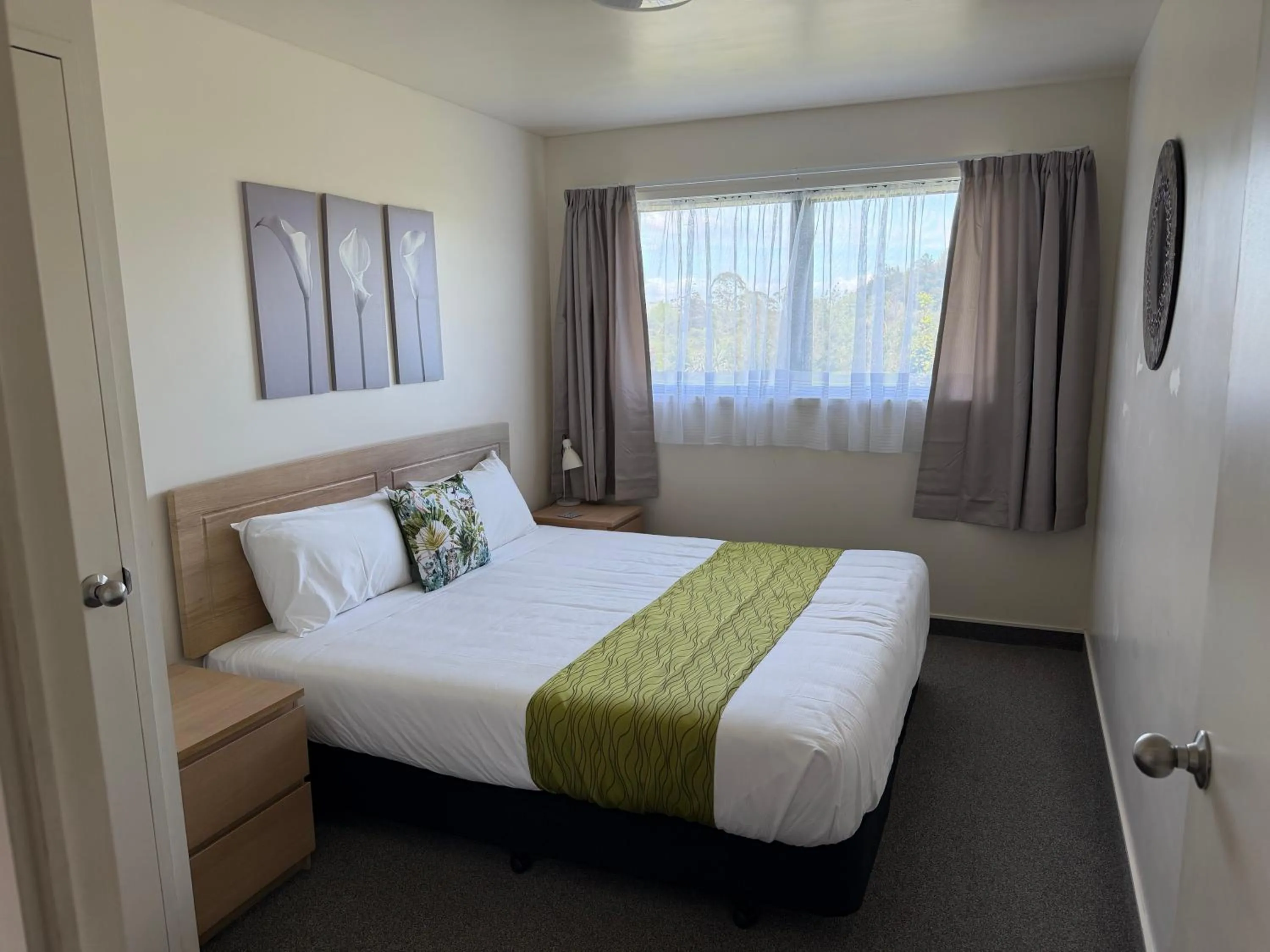 Bed in Coromandel Court Motel