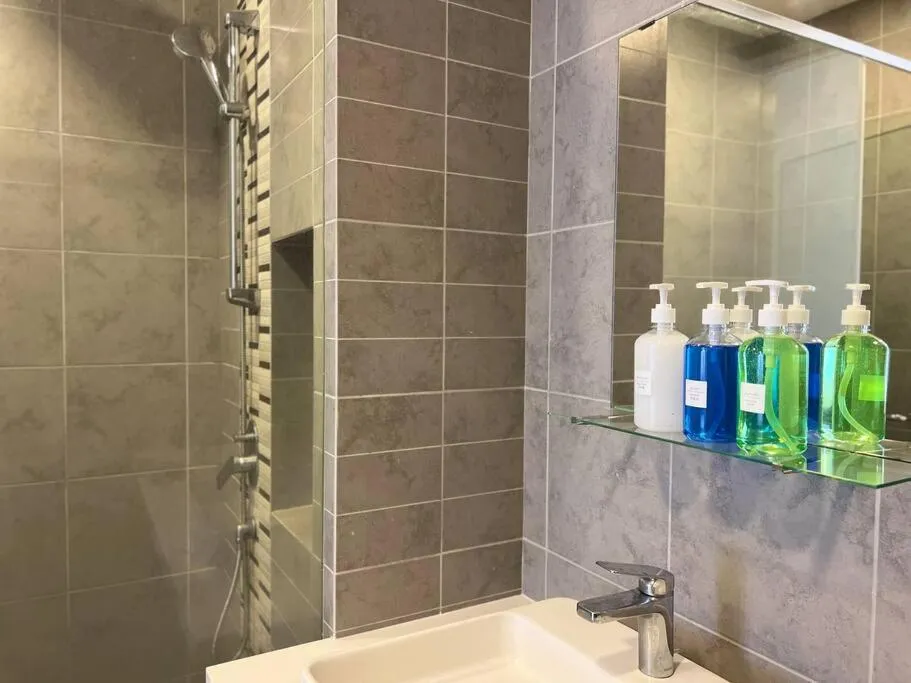 Shower in The Robertson Bukit Bintang by DeUrban