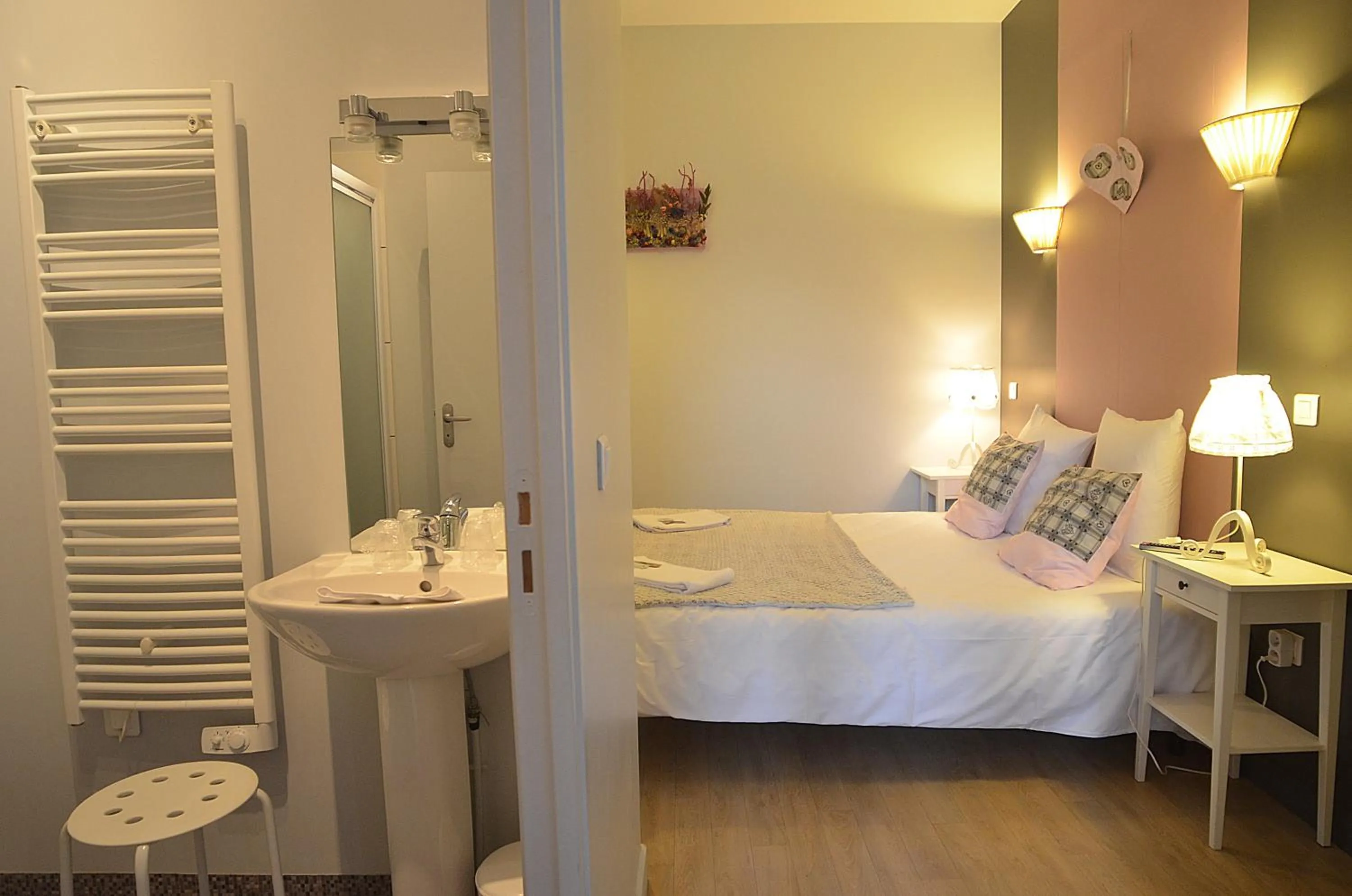 Photo of the whole room, Bed in Le Genève