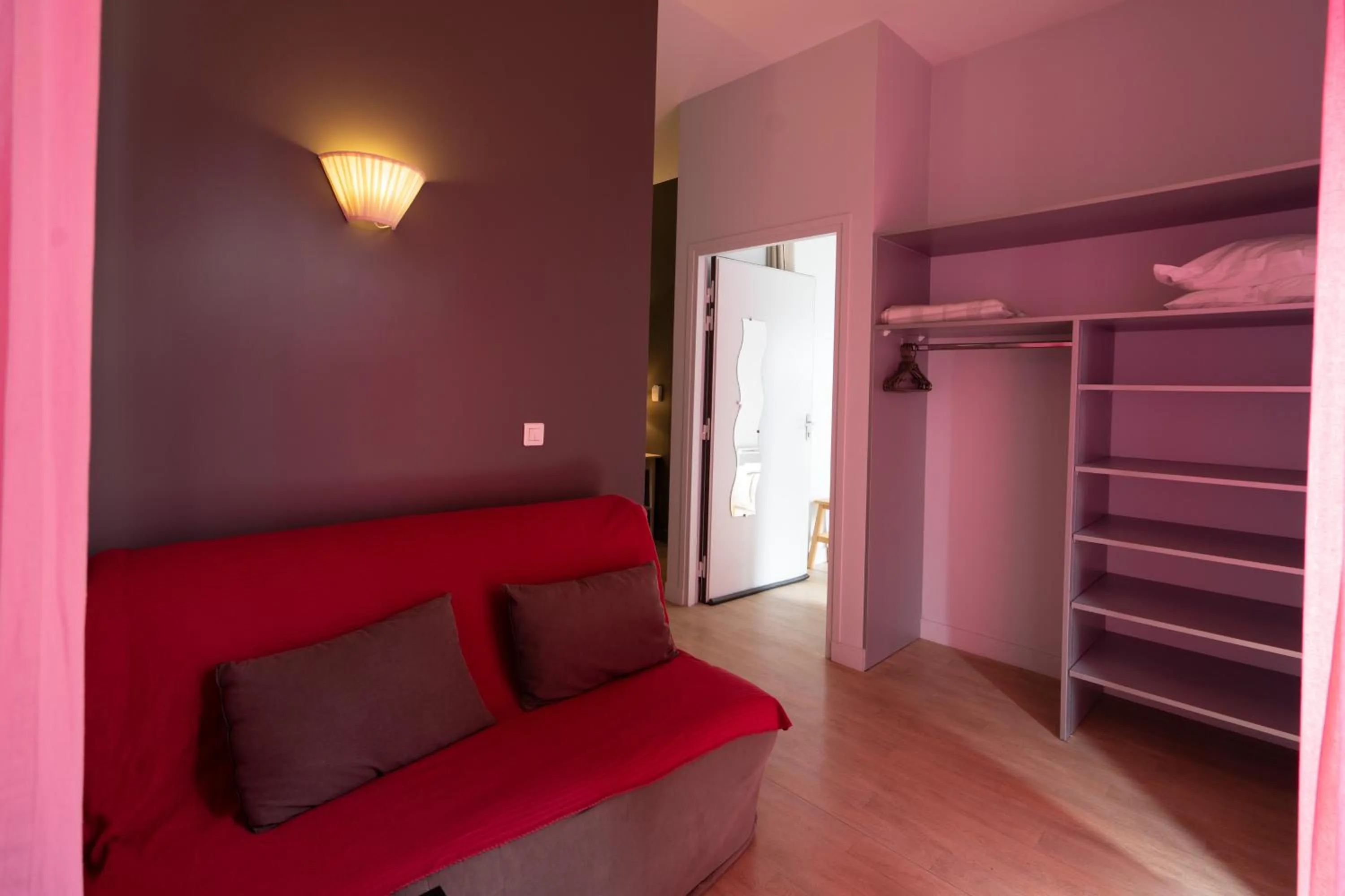 Seating area, Bed in Le Genève