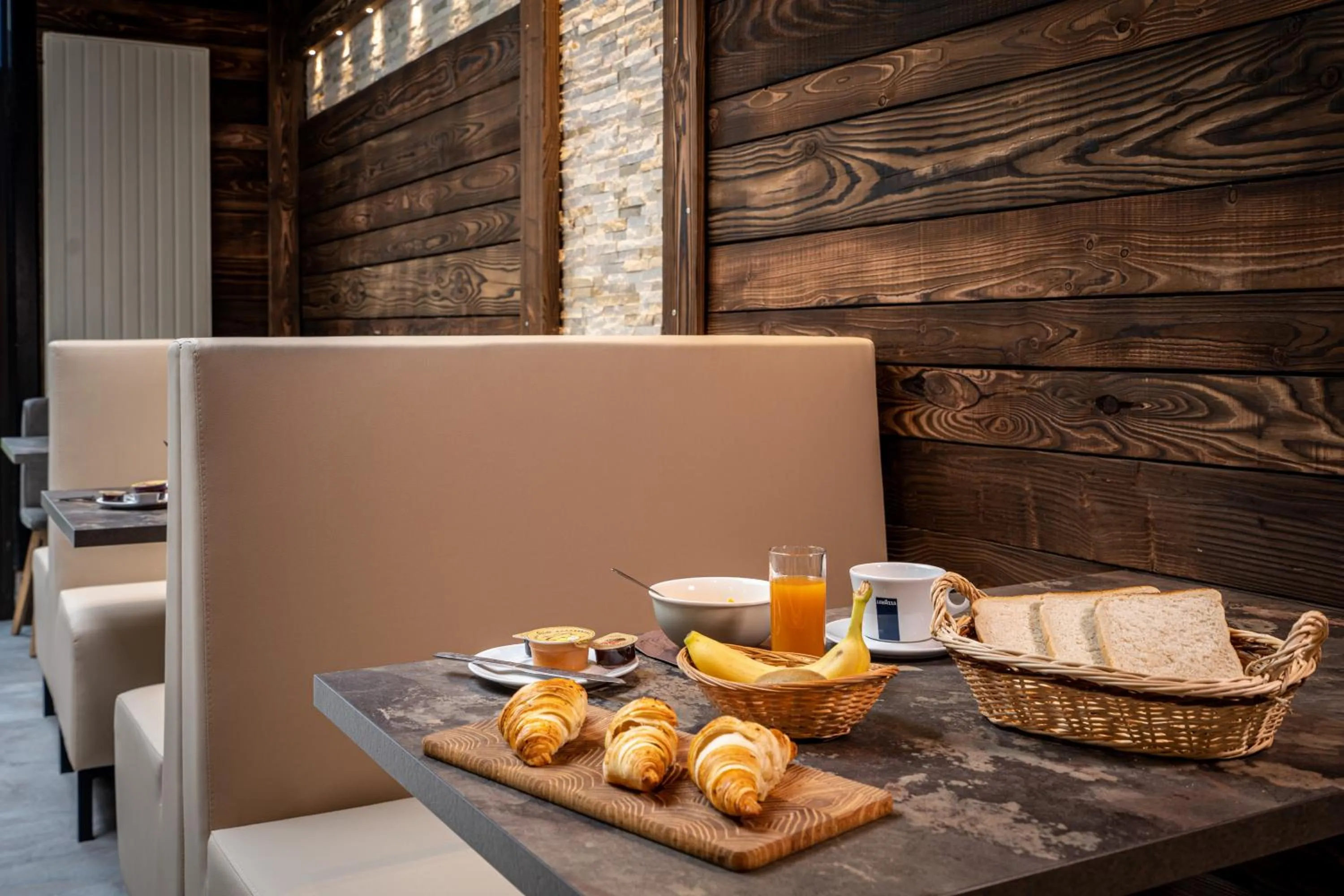 Restaurant/places to eat in Le Genève