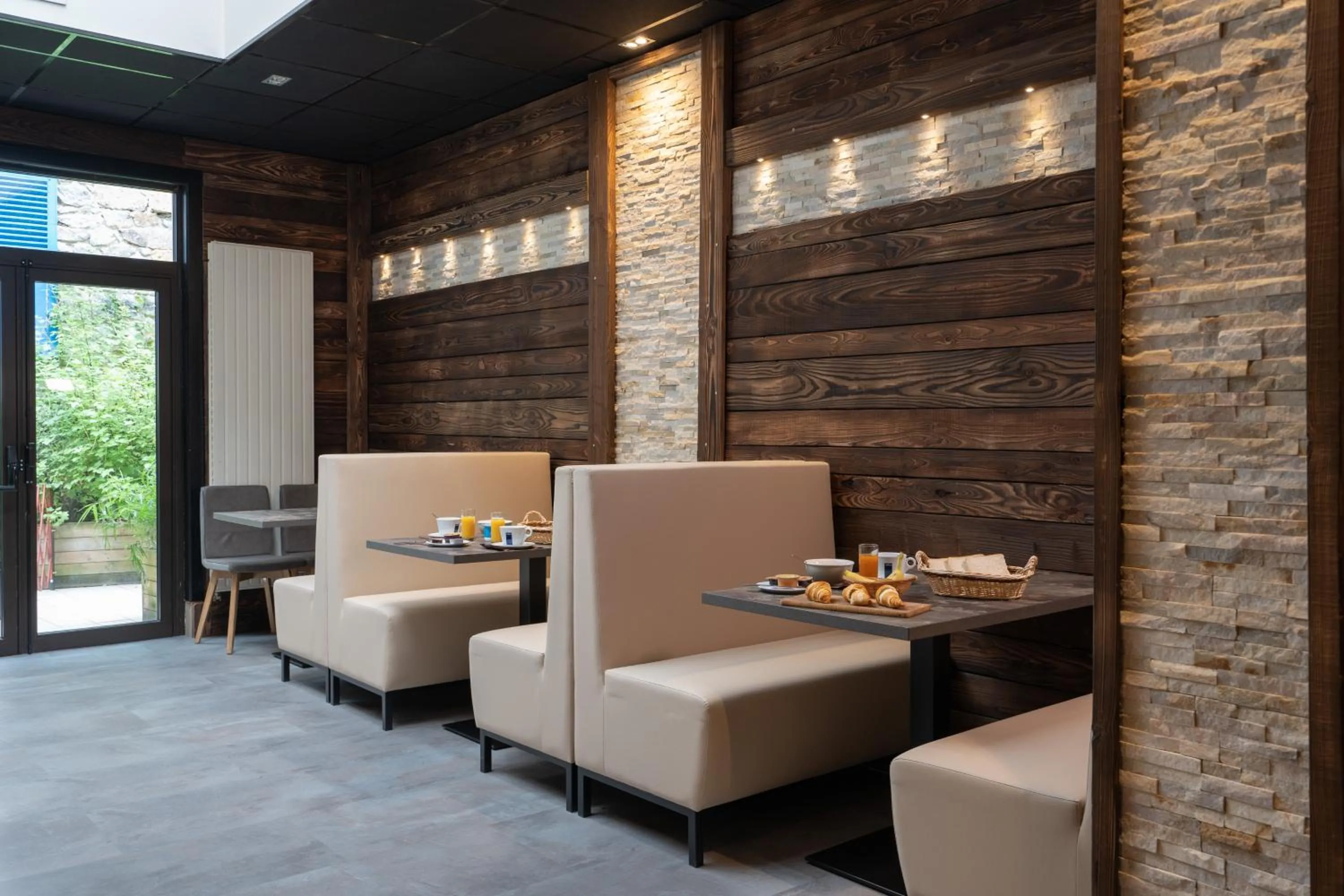 Restaurant/places to eat in Le Genève