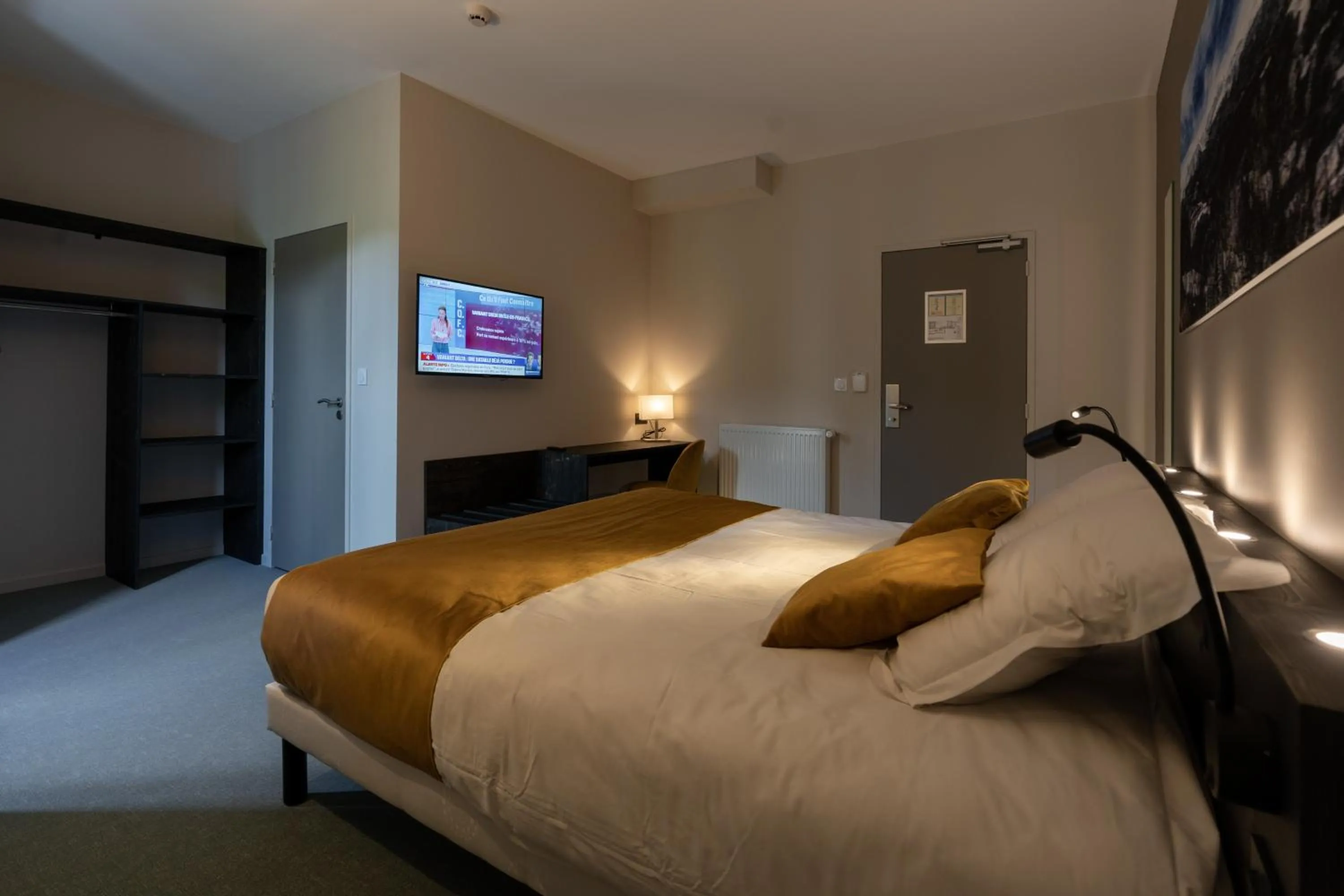 Bedroom, Bed in Le Genève